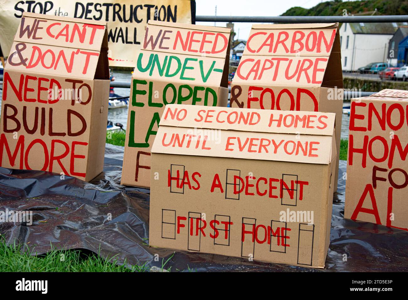 Il gruppo di protesta Housing First NOT Second Homes visita Porthleven che ha un numero record di Air Bnbs Second Homes con poco sul mercato degli affitti Foto Stock