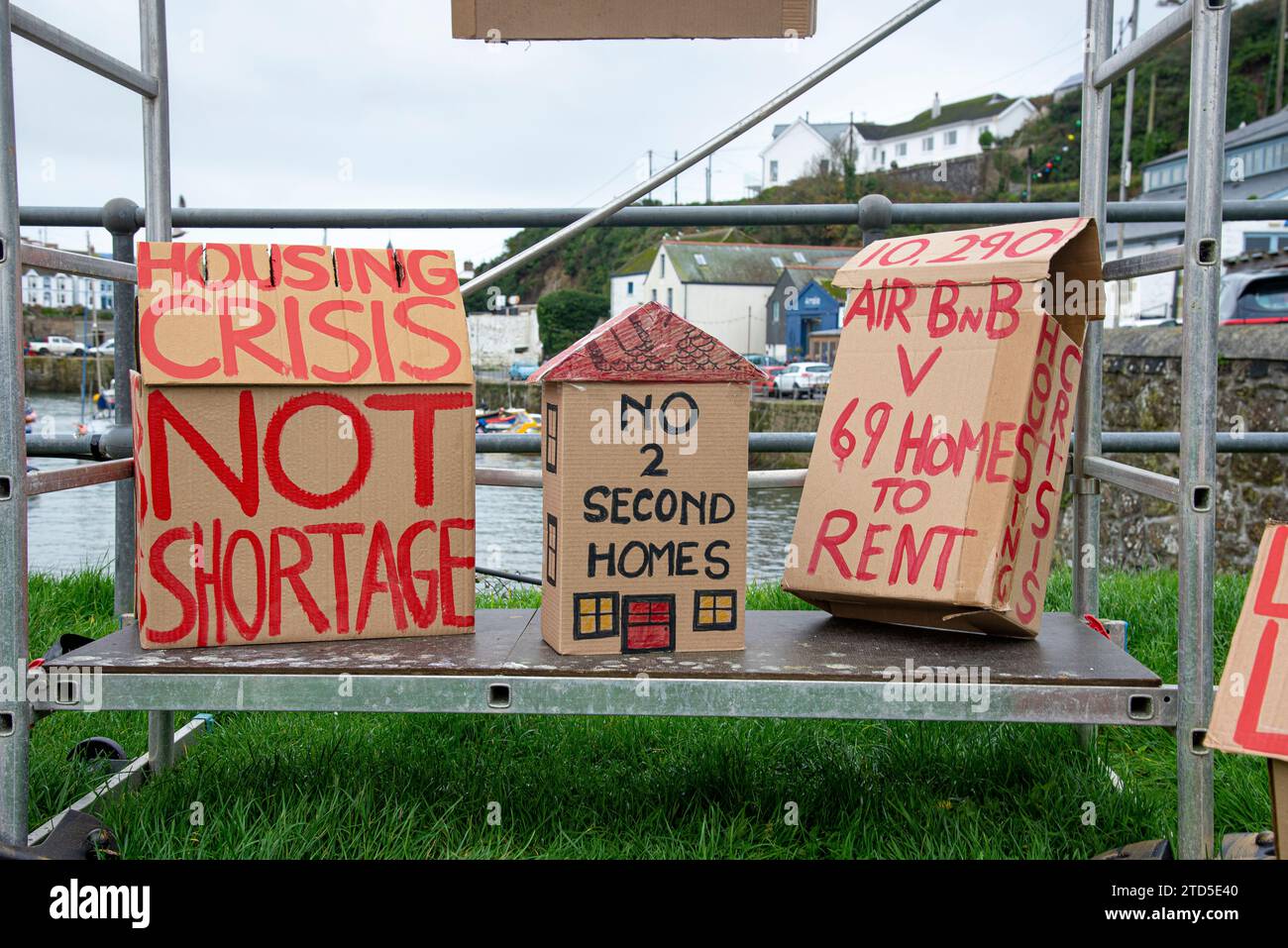 Il gruppo di protesta Housing First NOT Second Homes visita Porthleven che ha un numero record di Air Bnbs Second Homes con poco sul mercato degli affitti Foto Stock