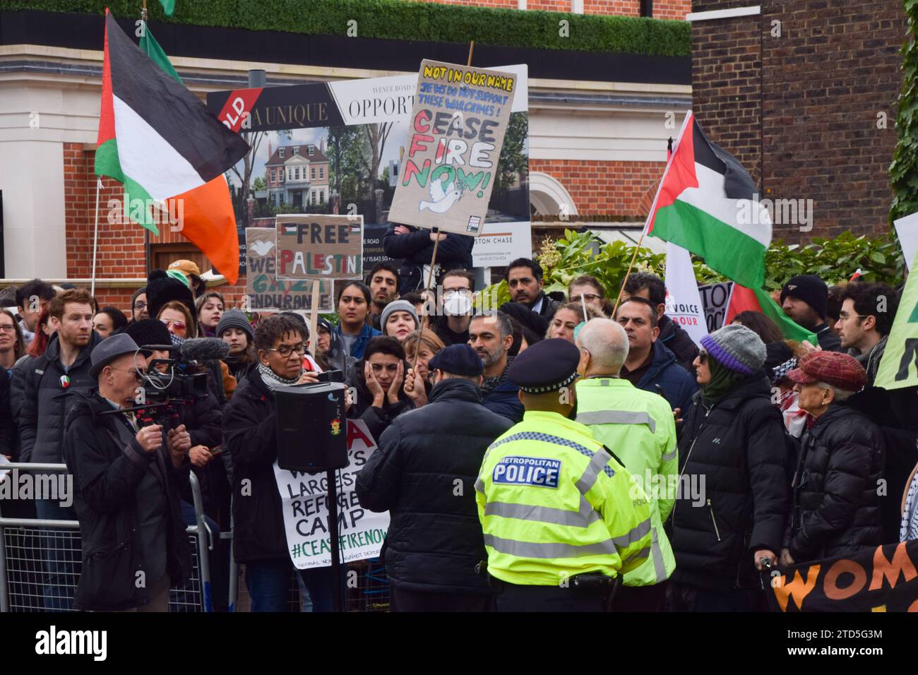 Londra, Regno Unito. 16 dicembre 2023. I manifestanti pro-Palestina si riuniscono fuori dalla residenza dell'ambasciatore israeliano Tzipi Hotovely dopo che ha fatto commenti respingendo la soluzione dei due Stati. Credito: Vuk Valcic/Alamy Live News Foto Stock