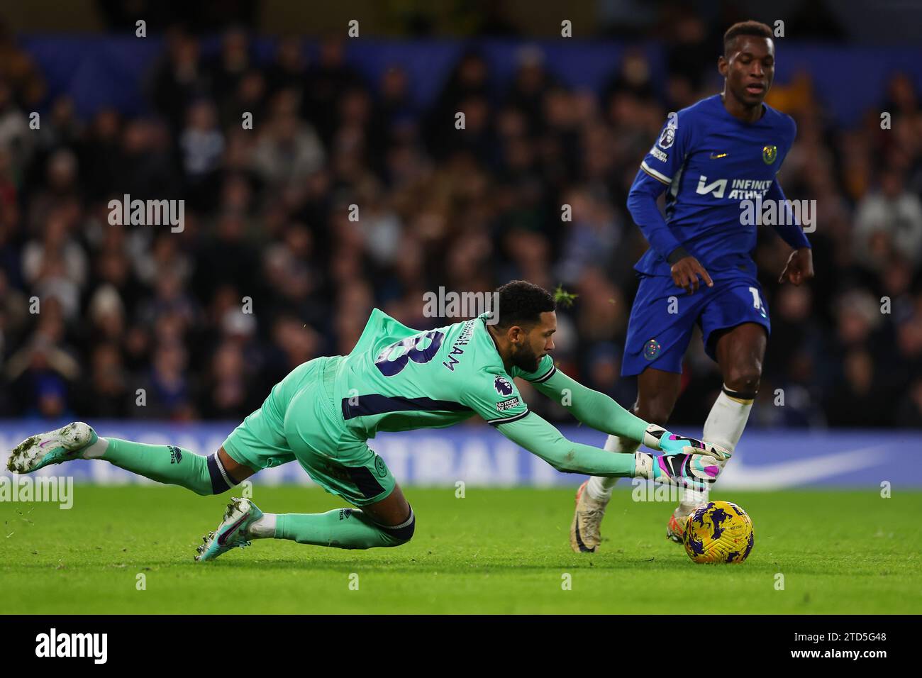 16 dicembre 2023; Stamford Bridge, Chelsea, Londra, Inghilterra: Premier League Football, Chelsea contro Sheffield United; portiere Wes Foderingham dello Sheffield United tuffarsi per la palla Foto Stock