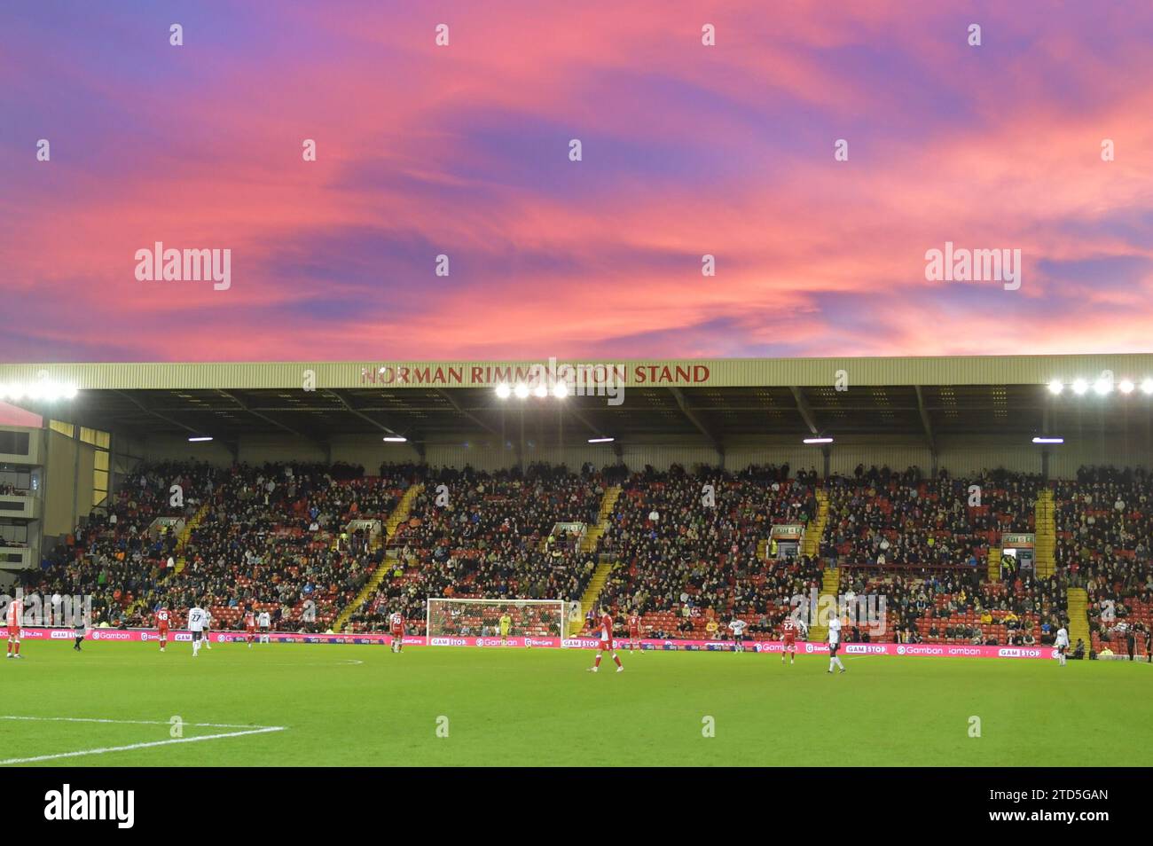 Barnsley, Inghilterra. 16 dicembre 2023. Un tramonto sull'Oakwell Stadium durante la partita Sky Bet EFL League One tra Barnsley e Charlton Athletic. Kyle Andrews/Alamy Live News Foto Stock