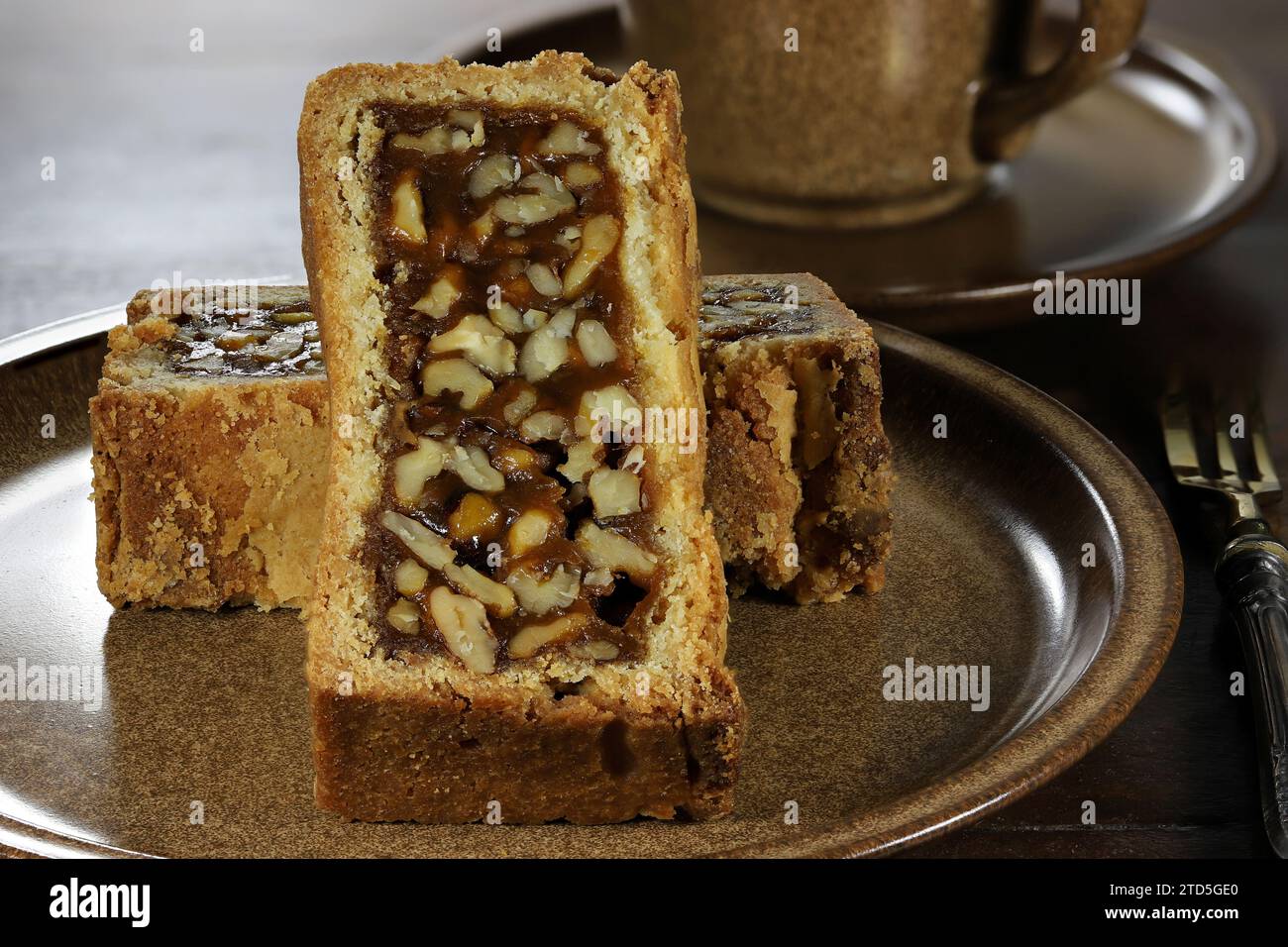 Torta di noci Engadine sul tavolino Foto Stock