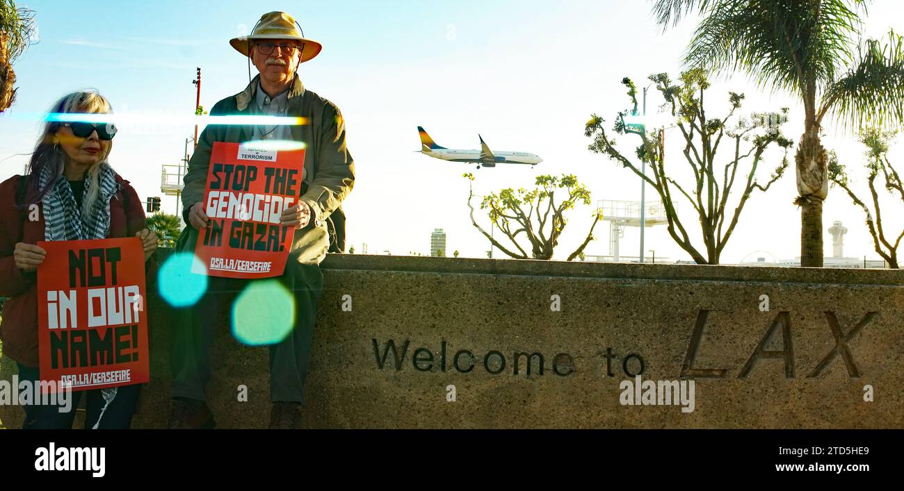 15 dicembre 2023, un gruppo di manifestanti che si autodefinivano Shut IT Down organizzò una manifestazione nei pressi dell'aeroporto internazionale di Los Angeles (LAX) per chiedere la fine dell'occupazione israeliana della Palestina e del genocidio di Gaza. I manifestanti, che si identificarono come palestinesi, ebrei e angelone di coscienza, marciarono per ore intorno all'aeroporto, bloccando il traffico e affrontando la polizia. Hanno portato cartelli che recitano “fermare il genocidio di Gaza”, “Palestina libera” e “Biden Out”. Hanno anche cantato slogan come "Nessuna giustizia, nessuna pace", "Palestine Lives Matter" e "End Apartheid". Foto Stock