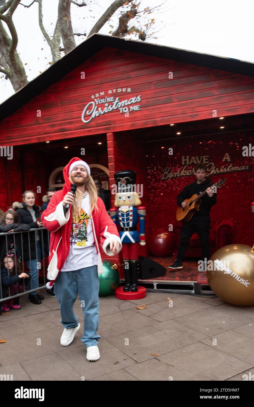 Londra, Regno Unito. 16 dicembre 2023. Sam Ryder ha fatto una performance pop-up della sua traccia originale di Amazon Music "You're Christmas to me" sul Southbank questo sabato. La pista è attualmente in corsa per essere un concorrente deciso per Natale n.1. Cristina Massei/Alamy Live News Foto Stock