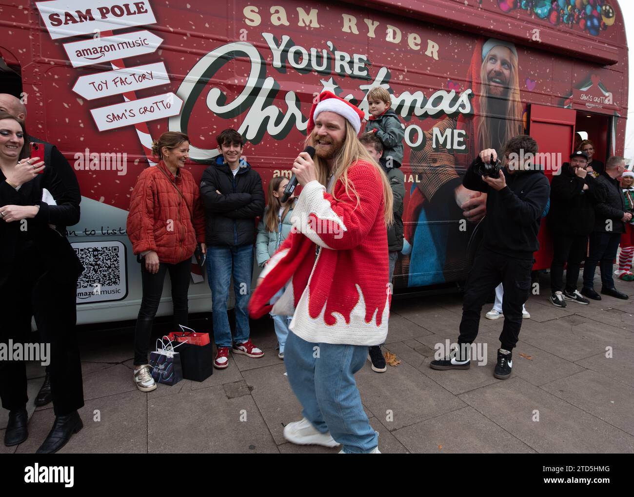 Londra, Regno Unito. 16 dicembre 2023. Sam Ryder ha fatto una performance pop-up della sua traccia originale di Amazon Music "You're Christmas to me" sul Southbank questo sabato. La pista è attualmente in corsa per essere un concorrente deciso per Natale n.1. Cristina Massei/Alamy Live News Foto Stock