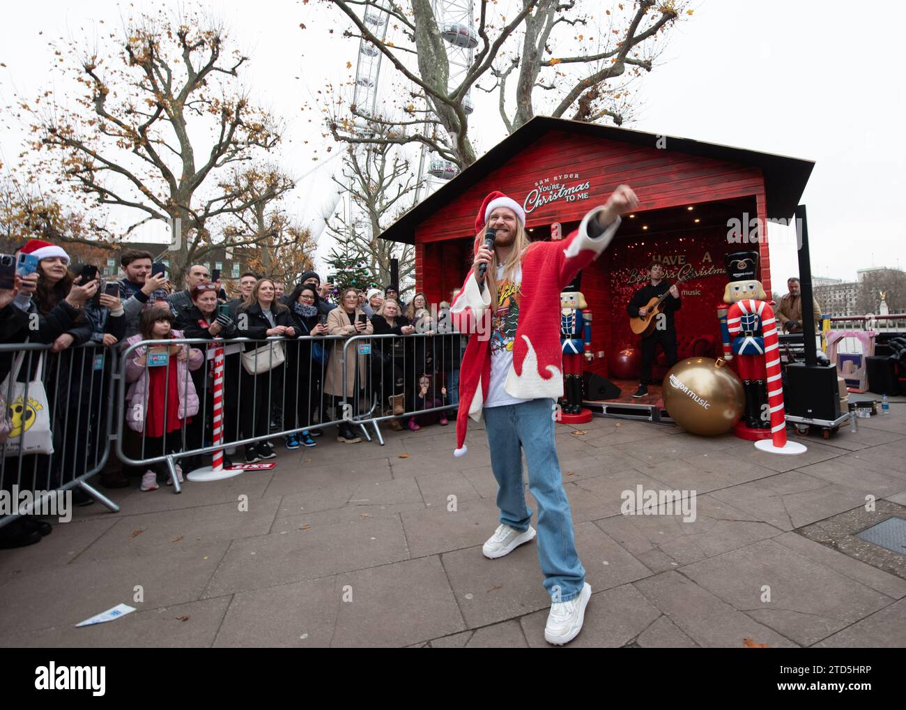 Londra, Regno Unito. 16 dicembre 2023. Sam Ryder ha fatto una performance pop-up della sua traccia originale di Amazon Music "You're Christmas to me" sul Southbank questo sabato. La pista è attualmente in corsa per essere un concorrente deciso per Natale n.1. Cristina Massei/Alamy Live News Foto Stock
