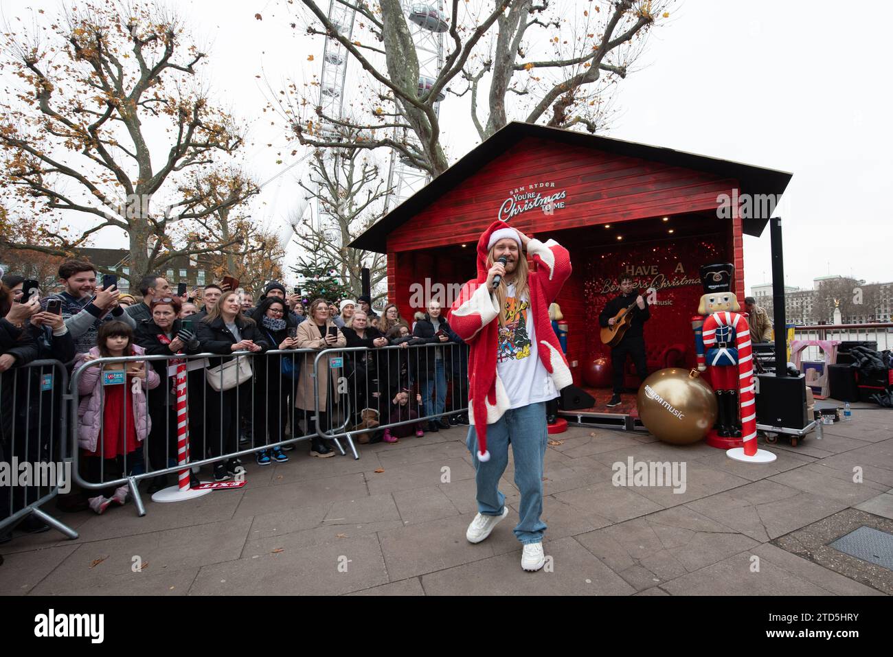 Londra, Regno Unito. 16 dicembre 2023. Sam Ryder ha fatto una performance pop-up della sua traccia originale di Amazon Music "You're Christmas to me" sul Southbank questo sabato. La pista è attualmente in corsa per essere un concorrente deciso per Natale n.1. Cristina Massei/Alamy Live News Foto Stock