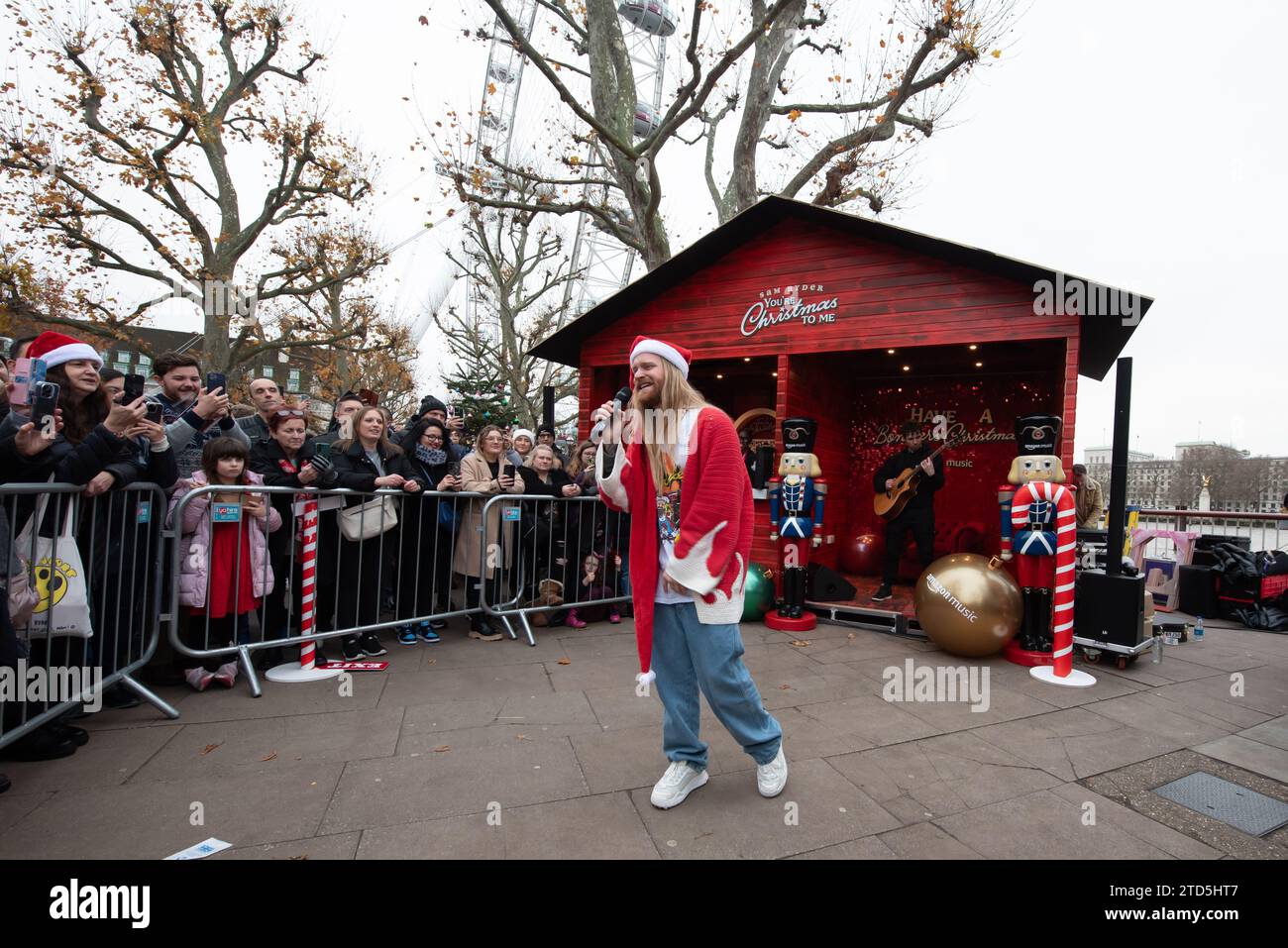 Londra, Regno Unito. 16 dicembre 2023. Sam Ryder ha fatto una performance pop-up della sua traccia originale di Amazon Music "You're Christmas to me" sul Southbank questo sabato. La pista è attualmente in corsa per essere un concorrente deciso per Natale n.1. Cristina Massei/Alamy Live News Foto Stock