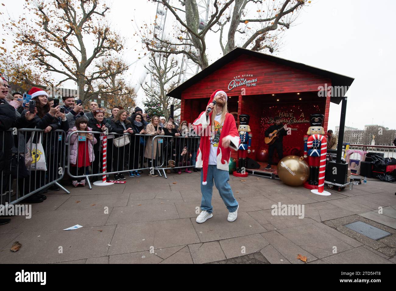 Londra, Regno Unito. 16 dicembre 2023. Sam Ryder ha fatto una performance pop-up della sua traccia originale di Amazon Music "You're Christmas to me" sul Southbank questo sabato. La pista è attualmente in corsa per essere un concorrente deciso per Natale n.1. Cristina Massei/Alamy Live News Foto Stock