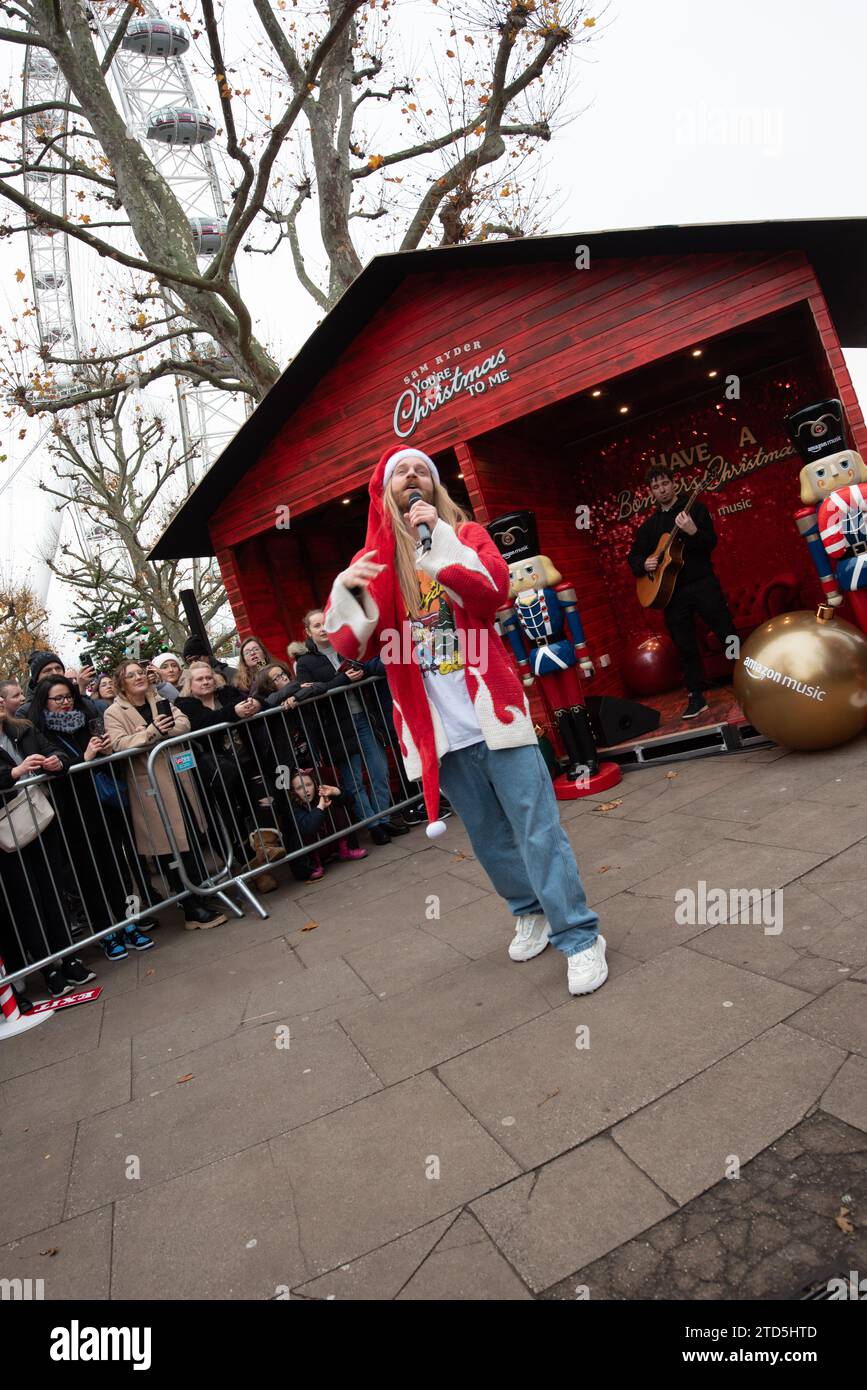 Londra, Regno Unito. 16 dicembre 2023. Sam Ryder ha fatto una performance pop-up della sua traccia originale di Amazon Music "You're Christmas to me" sul Southbank questo sabato. La pista è attualmente in corsa per essere un concorrente deciso per Natale n.1. Cristina Massei/Alamy Live News Foto Stock