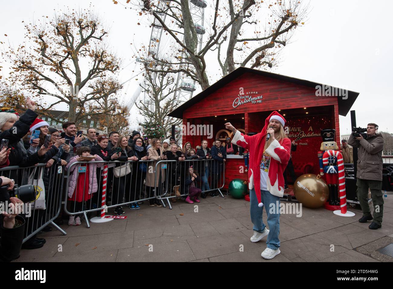 Londra, Regno Unito. 16 dicembre 2023. Sam Ryder ha fatto una performance pop-up della sua traccia originale di Amazon Music "You're Christmas to me" sul Southbank questo sabato. La pista è attualmente in corsa per essere un concorrente deciso per Natale n.1. Cristina Massei/Alamy Live News Foto Stock