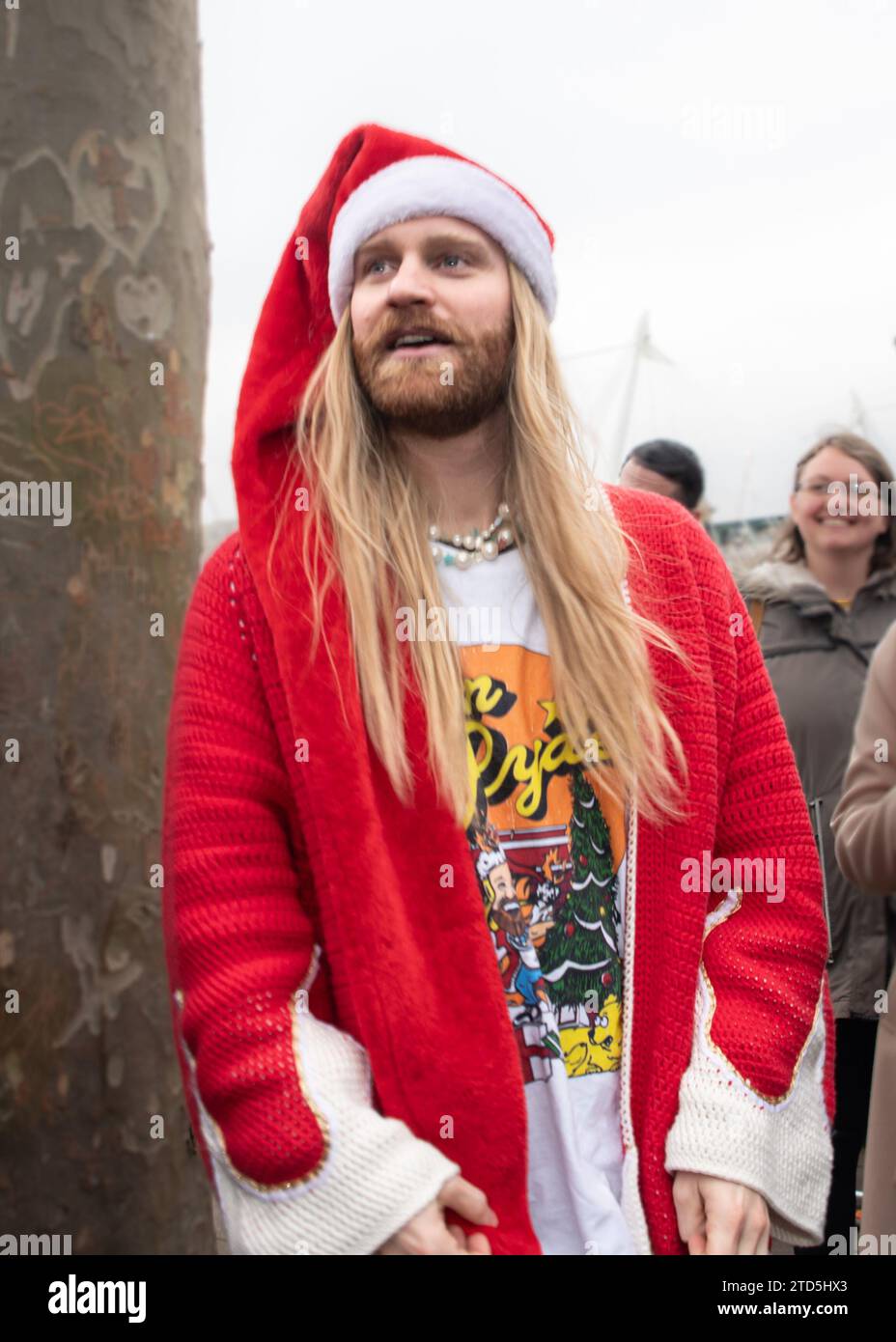 Londra, Regno Unito. 16 dicembre 2023. Sam Ryder ha fatto una performance pop-up della sua traccia originale di Amazon Music "You're Christmas to me" sul Southbank questo sabato. La pista è attualmente in corsa per essere un concorrente deciso per Natale n.1. Cristina Massei/Alamy Live News Foto Stock
