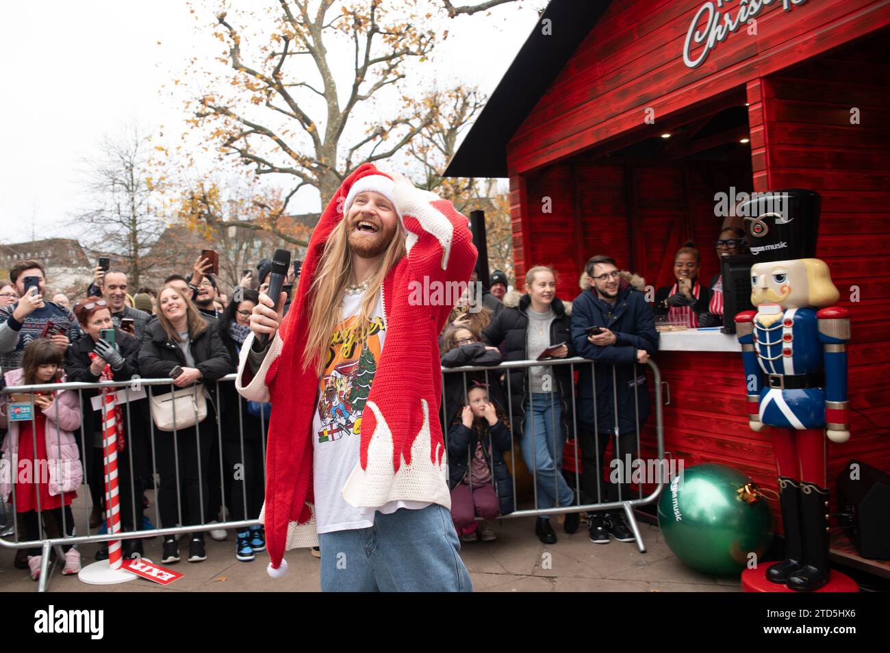 Londra, Regno Unito. 16 dicembre 2023. Sam Ryder ha fatto una performance pop-up della sua traccia originale di Amazon Music "You're Christmas to me" sul Southbank questo sabato. La pista è attualmente in corsa per essere un concorrente deciso per Natale n.1. Cristina Massei/Alamy Live News Foto Stock