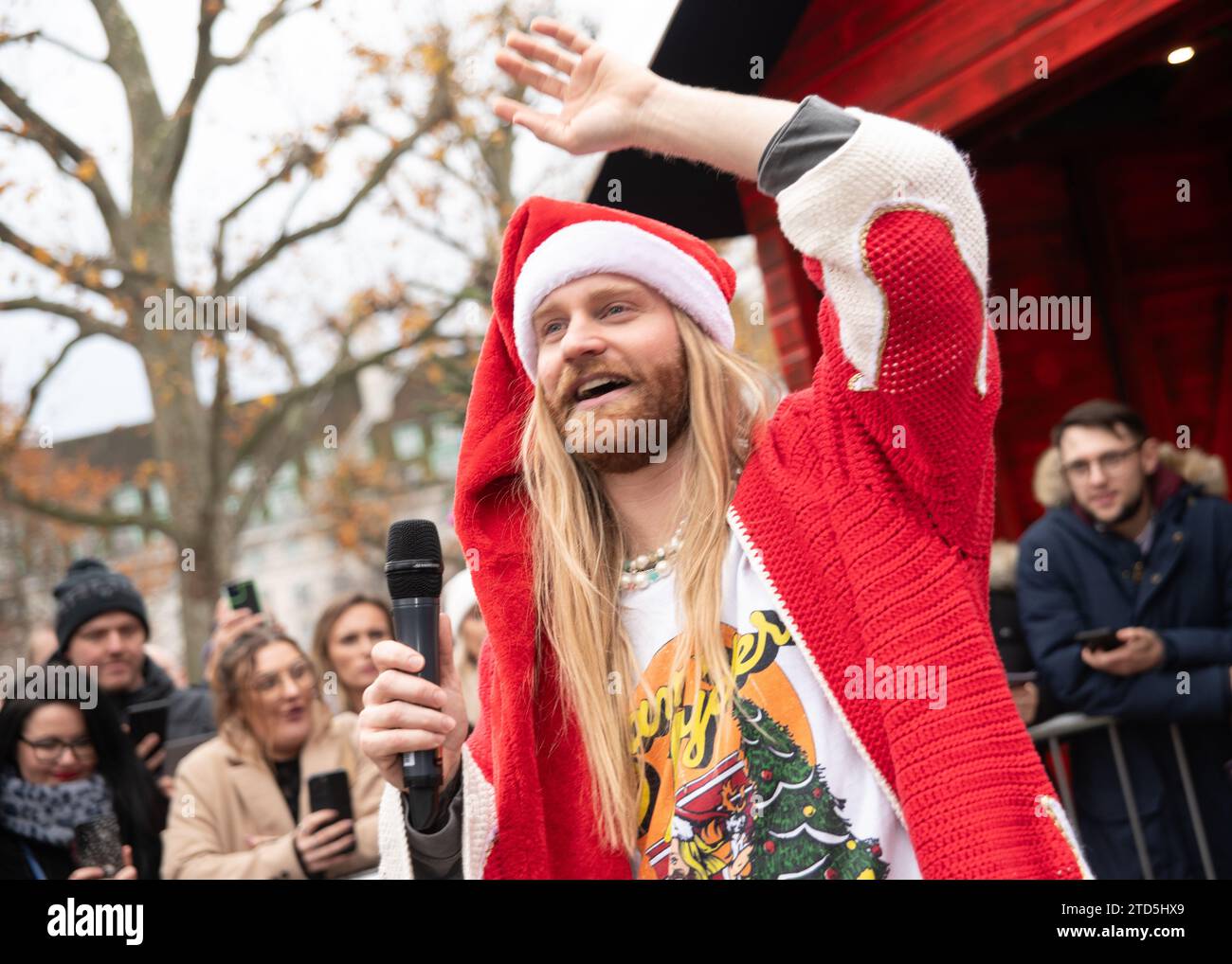 Londra, Regno Unito. 16 dicembre 2023. Sam Ryder ha fatto una performance pop-up della sua traccia originale di Amazon Music "You're Christmas to me" sul Southbank questo sabato. La pista è attualmente in corsa per essere un concorrente deciso per Natale n.1. Cristina Massei/Alamy Live News Foto Stock