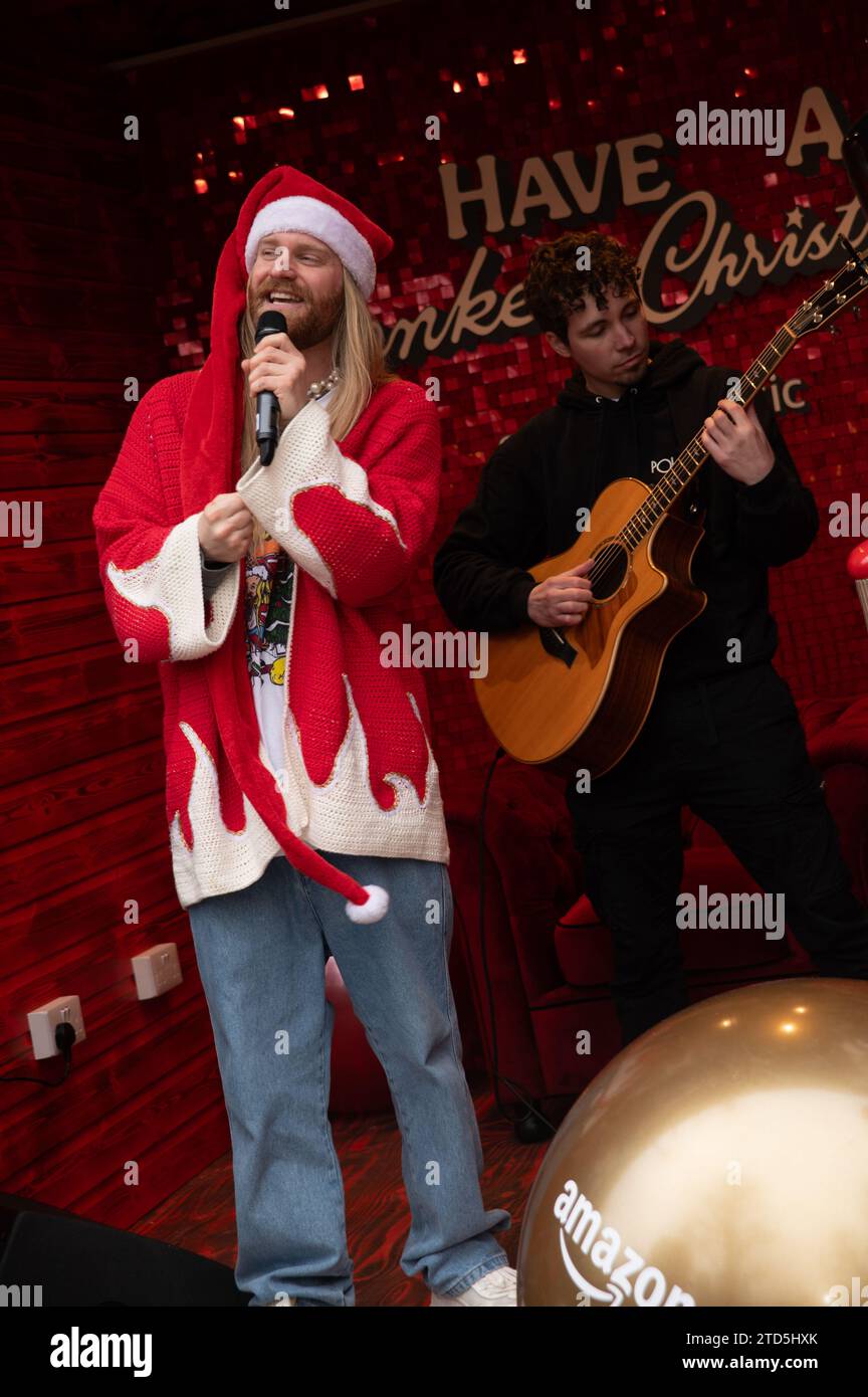 Londra, Regno Unito. 16 dicembre 2023. Sam Ryder ha fatto una performance pop-up della sua traccia originale di Amazon Music "You're Christmas to me" sul Southbank questo sabato. La pista è attualmente in corsa per essere un concorrente deciso per Natale n.1. Cristina Massei/Alamy Live News Foto Stock