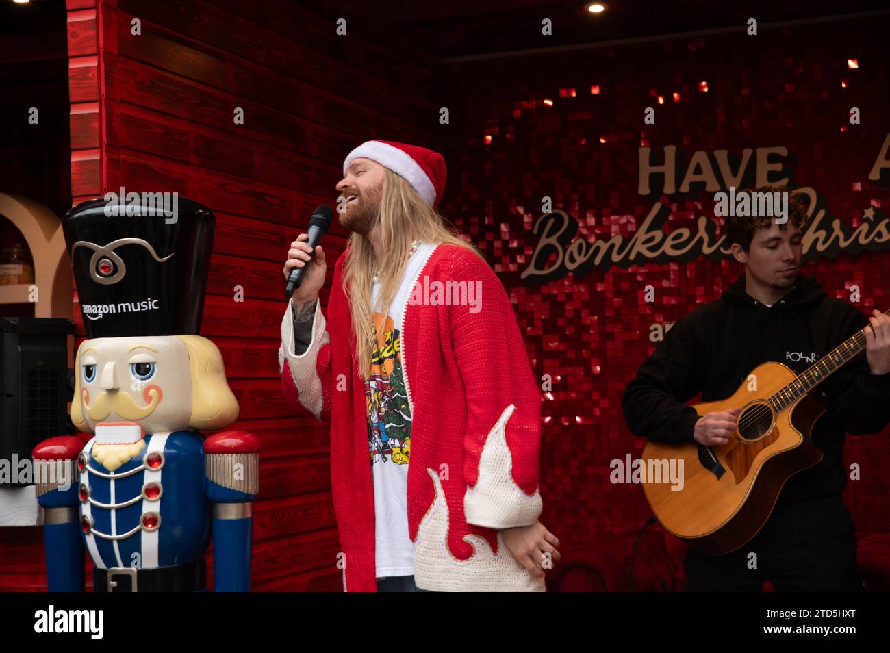 Londra, Regno Unito. 16 dicembre 2023. Sam Ryder ha fatto una performance pop-up della sua traccia originale di Amazon Music "You're Christmas to me" sul Southbank questo sabato. La pista è attualmente in corsa per essere un concorrente deciso per Natale n.1. Cristina Massei/Alamy Live News Foto Stock