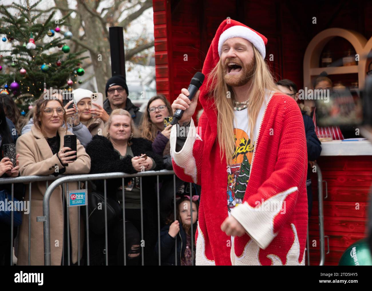 Londra, Regno Unito. 16 dicembre 2023. Sam Ryder ha fatto una performance pop-up della sua traccia originale di Amazon Music "You're Christmas to me" sul Southbank questo sabato. La pista è attualmente in corsa per essere un concorrente deciso per Natale n.1. Cristina Massei/Alamy Live News Foto Stock