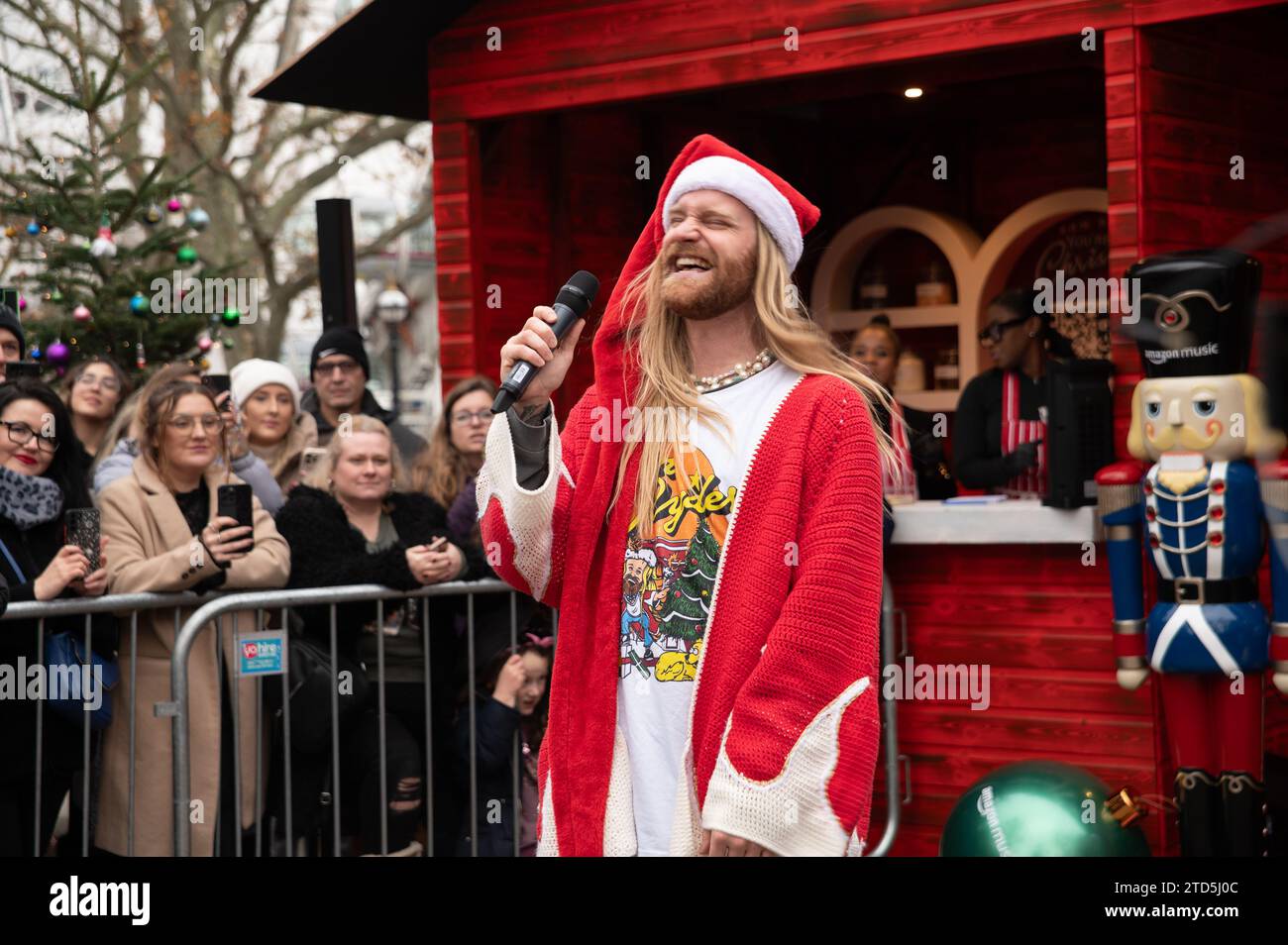 Londra, Regno Unito. 16 dicembre 2023. Sam Ryder ha fatto una performance pop-up della sua traccia originale di Amazon Music "You're Christmas to me" sul Southbank questo sabato. La pista è attualmente in corsa per essere un concorrente deciso per Natale n.1. Cristina Massei/Alamy Live News Foto Stock