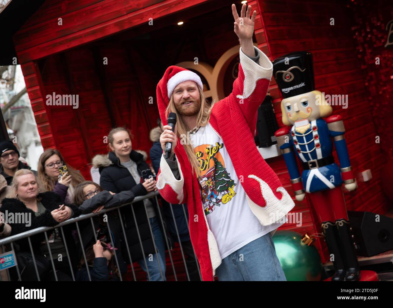 Londra, Regno Unito. 16 dicembre 2023. Sam Ryder ha fatto una performance pop-up della sua traccia originale di Amazon Music "You're Christmas to me" sul Southbank questo sabato. La pista è attualmente in corsa per essere un concorrente deciso per Natale n.1. Cristina Massei/Alamy Live News Foto Stock