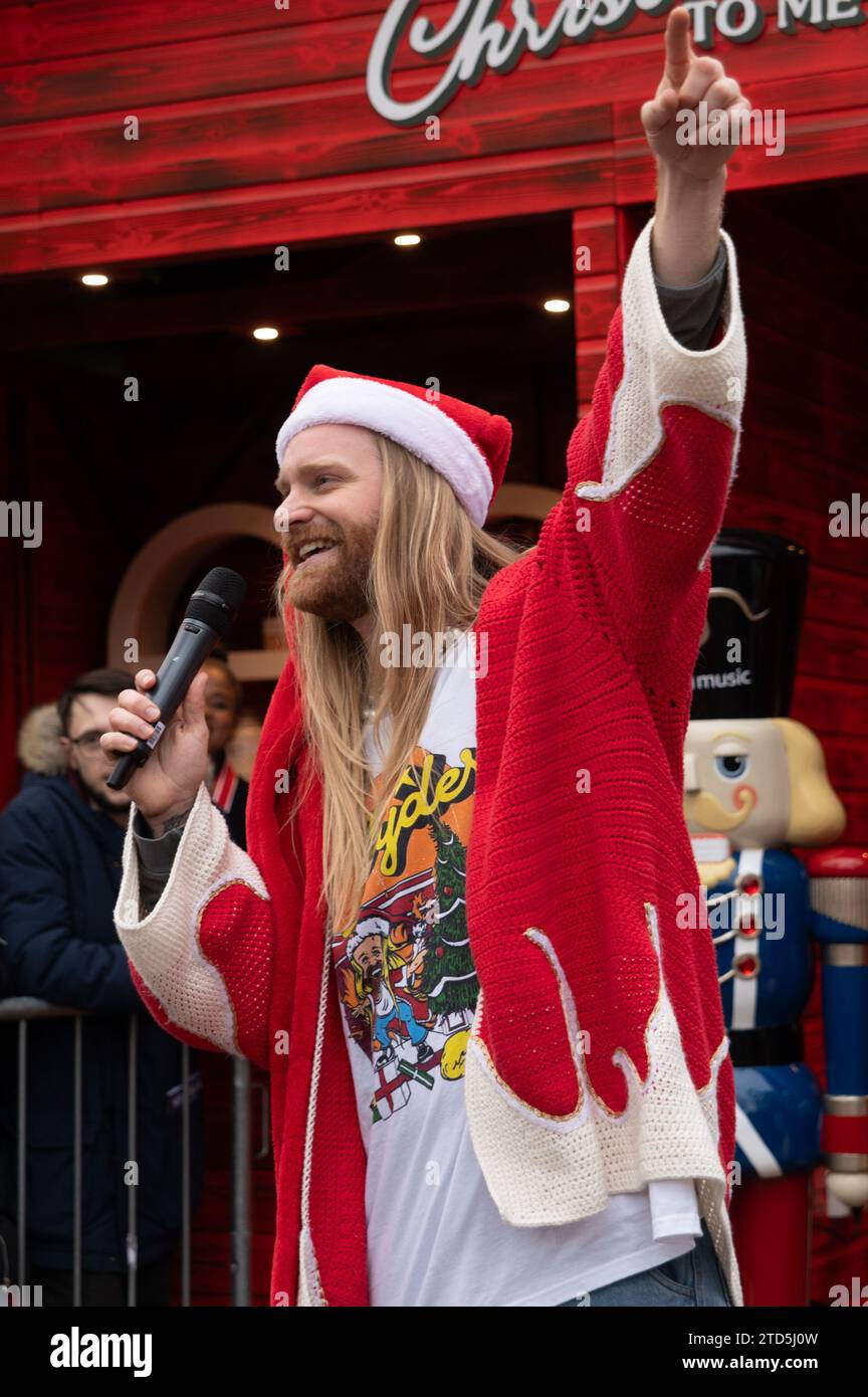 Londra, Regno Unito. 16 dicembre 2023. Sam Ryder ha fatto una performance pop-up della sua traccia originale di Amazon Music "You're Christmas to me" sul Southbank questo sabato. La pista è attualmente in corsa per essere un concorrente deciso per Natale n.1. Cristina Massei/Alamy Live News Foto Stock