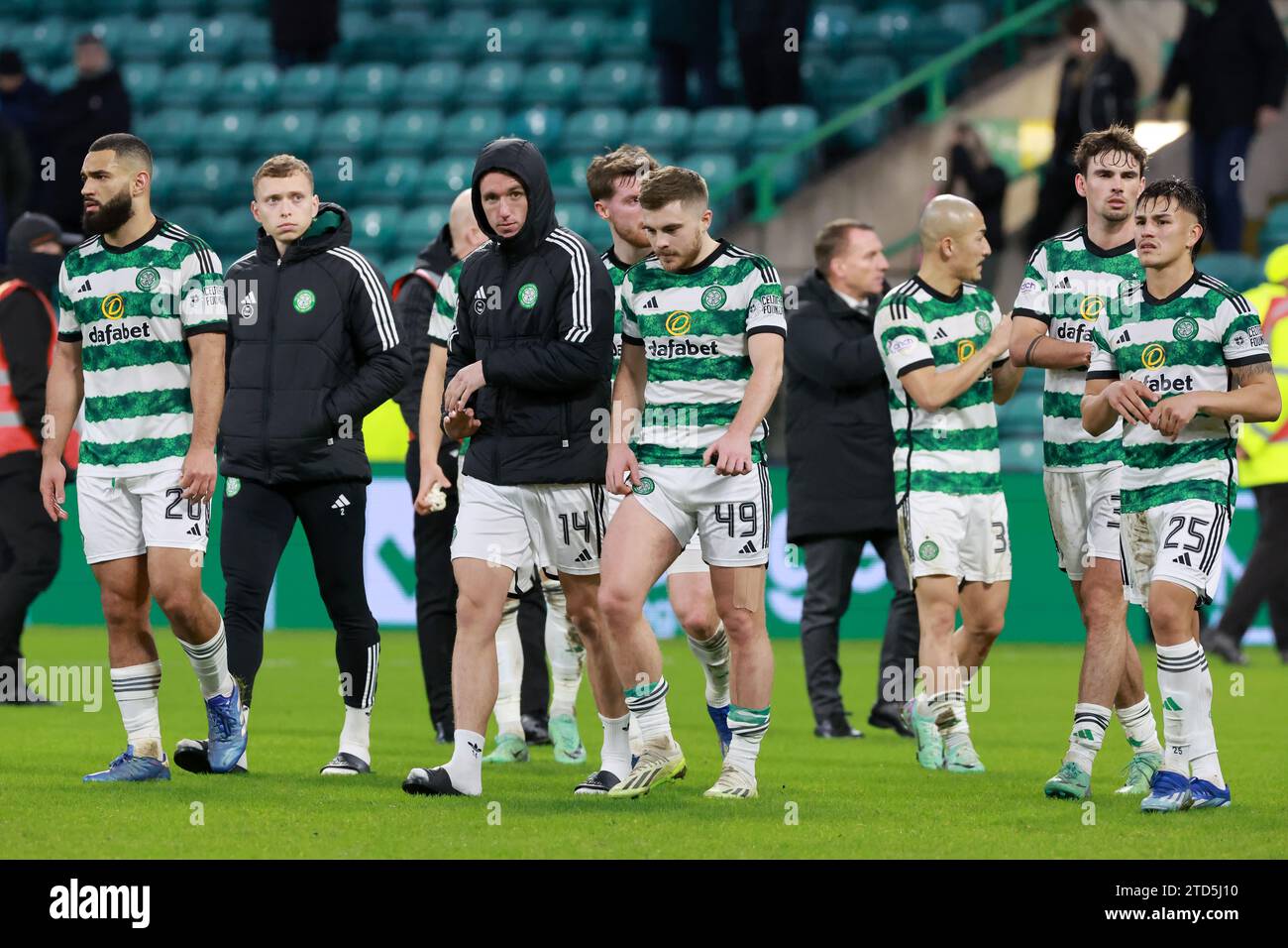 I giocatori dei Celtic sembrano degettati dopo il Cinch Premiership match al Celtic Park, Glasgow. Data immagine: Sabato 16 dicembre 2023. Foto Stock
