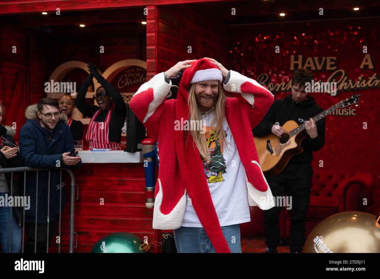 Londra, Regno Unito. 16 dicembre 2023. Sam Ryder ha fatto una performance pop-up della sua traccia originale di Amazon Music "You're Christmas to me" sul Southbank questo sabato. La pista è attualmente in corsa per essere un concorrente deciso per Natale n.1. Cristina Massei/Alamy Live News Foto Stock