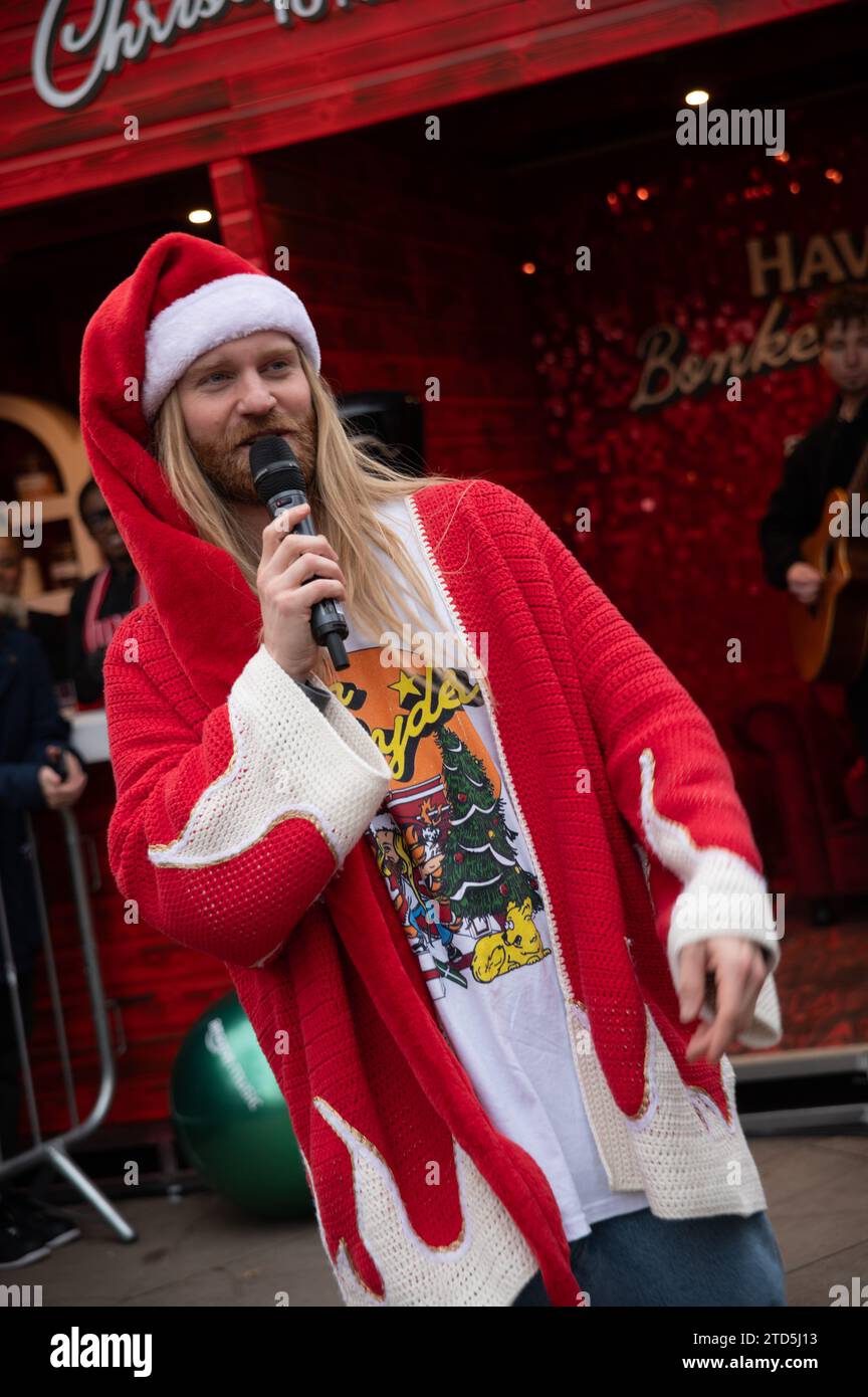 Londra, Regno Unito. 16 dicembre 2023. Sam Ryder ha fatto una performance pop-up della sua traccia originale di Amazon Music "You're Christmas to me" sul Southbank questo sabato. La pista è attualmente in corsa per essere un concorrente deciso per Natale n.1. Cristina Massei/Alamy Live News Foto Stock