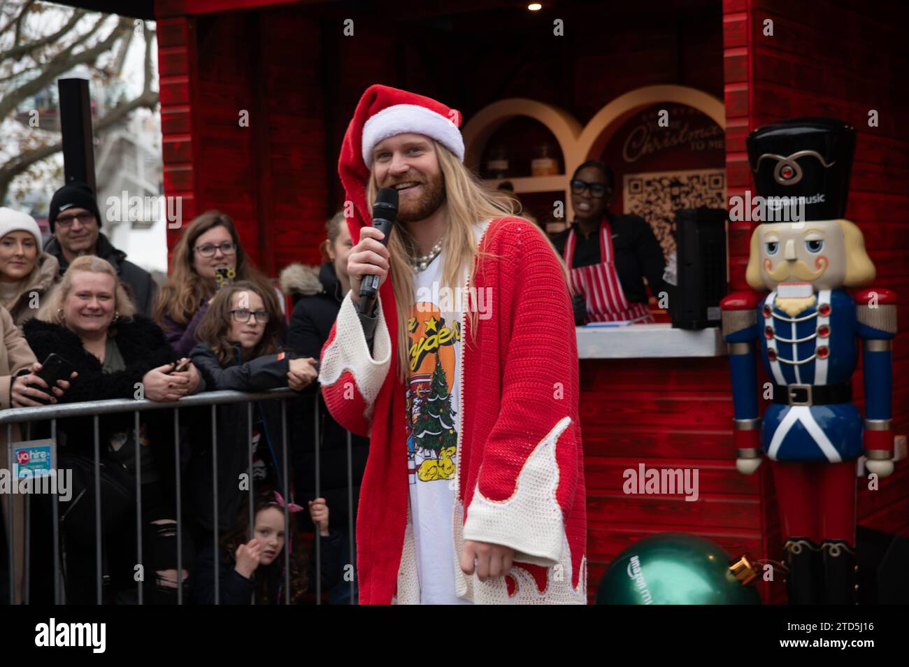Londra, Regno Unito. 16 dicembre 2023. Sam Ryder ha fatto una performance pop-up della sua traccia originale di Amazon Music "You're Christmas to me" sul Southbank questo sabato. La pista è attualmente in corsa per essere un concorrente deciso per Natale n.1. Cristina Massei/Alamy Live News Foto Stock