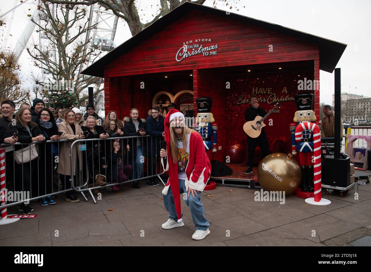 Londra, Regno Unito. 16 dicembre 2023. Sam Ryder ha fatto una performance pop-up della sua traccia originale di Amazon Music "You're Christmas to me" sul Southbank questo sabato. La pista è attualmente in corsa per essere un concorrente deciso per Natale n.1. Cristina Massei/Alamy Live News Foto Stock