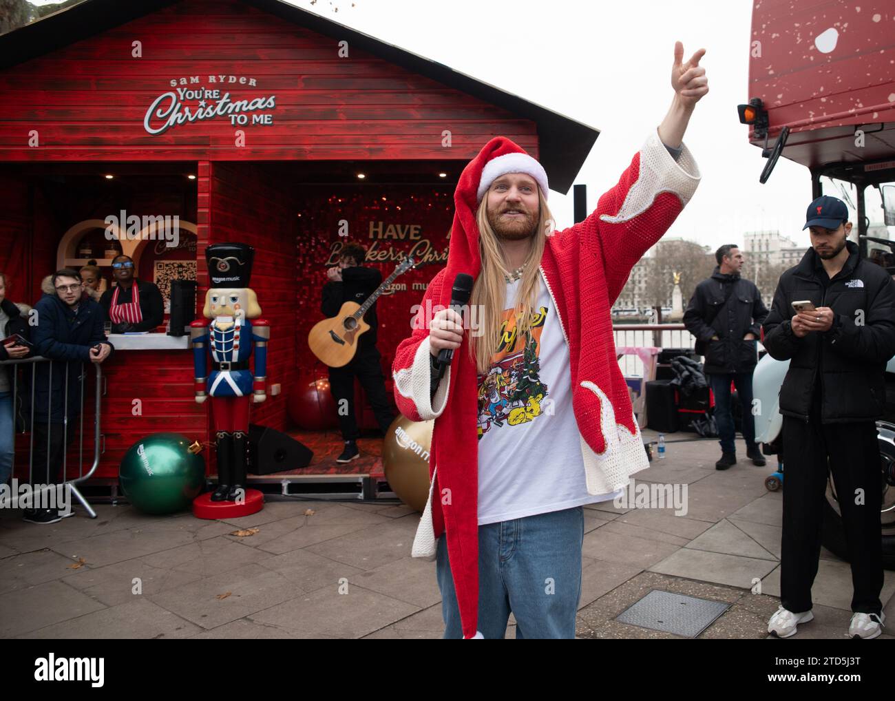 Londra, Regno Unito. 16 dicembre 2023. Sam Ryder ha fatto una performance pop-up della sua traccia originale di Amazon Music "You're Christmas to me" sul Southbank questo sabato. La pista è attualmente in corsa per essere un concorrente deciso per Natale n.1. Cristina Massei/Alamy Live News Foto Stock