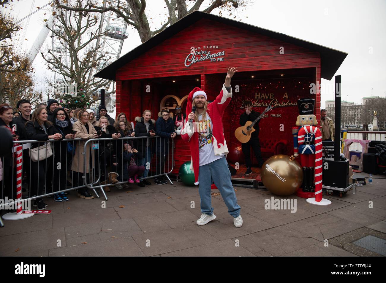 Londra, Regno Unito. 16 dicembre 2023. Sam Ryder ha fatto una performance pop-up della sua traccia originale di Amazon Music "You're Christmas to me" sul Southbank questo sabato. La pista è attualmente in corsa per essere un concorrente deciso per Natale n.1. Cristina Massei/Alamy Live News Foto Stock