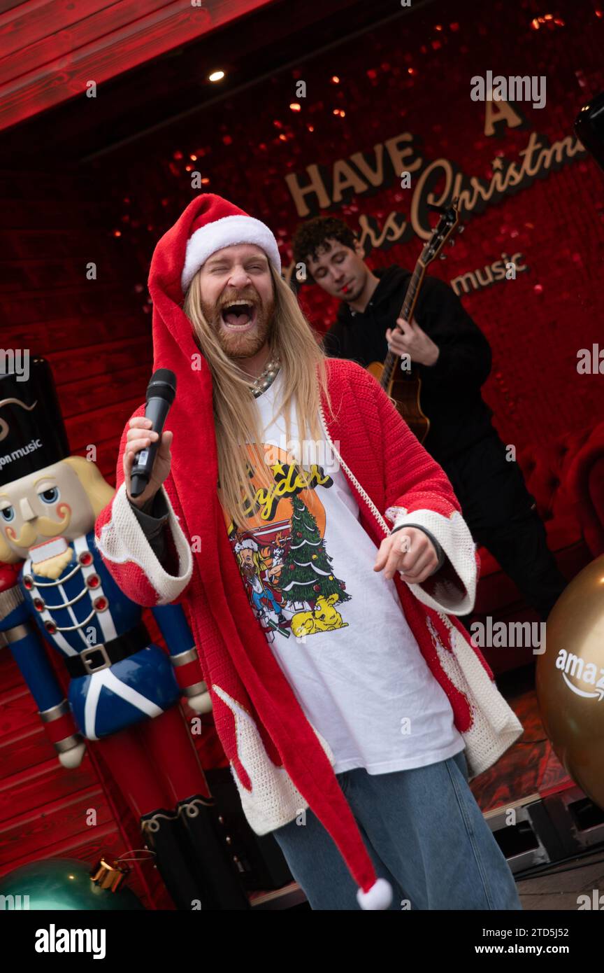 Londra, Regno Unito. 16 dicembre 2023. Sam Ryder ha fatto una performance pop-up della sua traccia originale di Amazon Music "You're Christmas to me" sul Southbank questo sabato. La pista è attualmente in corsa per essere un concorrente deciso per Natale n.1. Cristina Massei/Alamy Live News Foto Stock