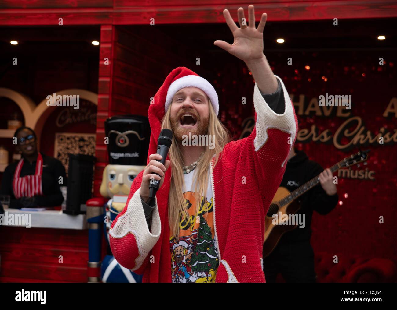 Londra, Regno Unito. 16 dicembre 2023. Sam Ryder ha fatto una performance pop-up della sua traccia originale di Amazon Music "You're Christmas to me" sul Southbank questo sabato. La pista è attualmente in corsa per essere un concorrente deciso per Natale n.1. Cristina Massei/Alamy Live News Foto Stock