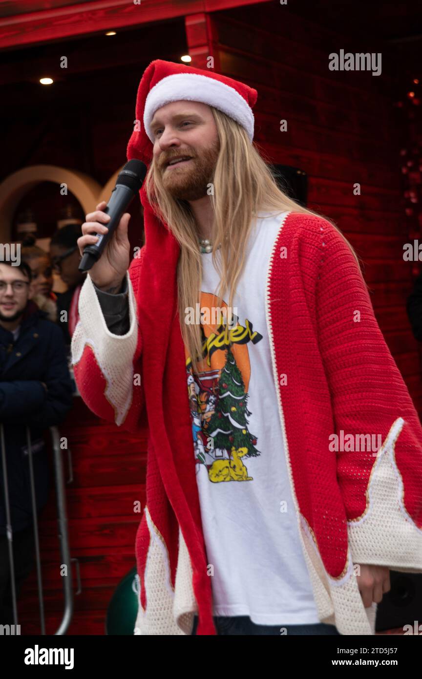 Londra, Regno Unito. 16 dicembre 2023. Sam Ryder ha fatto una performance pop-up della sua traccia originale di Amazon Music "You're Christmas to me" sul Southbank questo sabato. La pista è attualmente in corsa per essere un concorrente deciso per Natale n.1. Cristina Massei/Alamy Live News Foto Stock