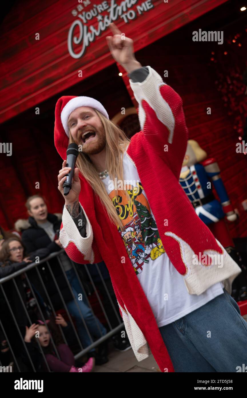 Londra, Regno Unito. 16 dicembre 2023. Sam Ryder ha fatto una performance pop-up della sua traccia originale di Amazon Music "You're Christmas to me" sul Southbank questo sabato. La pista è attualmente in corsa per essere un concorrente deciso per Natale n.1. Cristina Massei/Alamy Live News Foto Stock