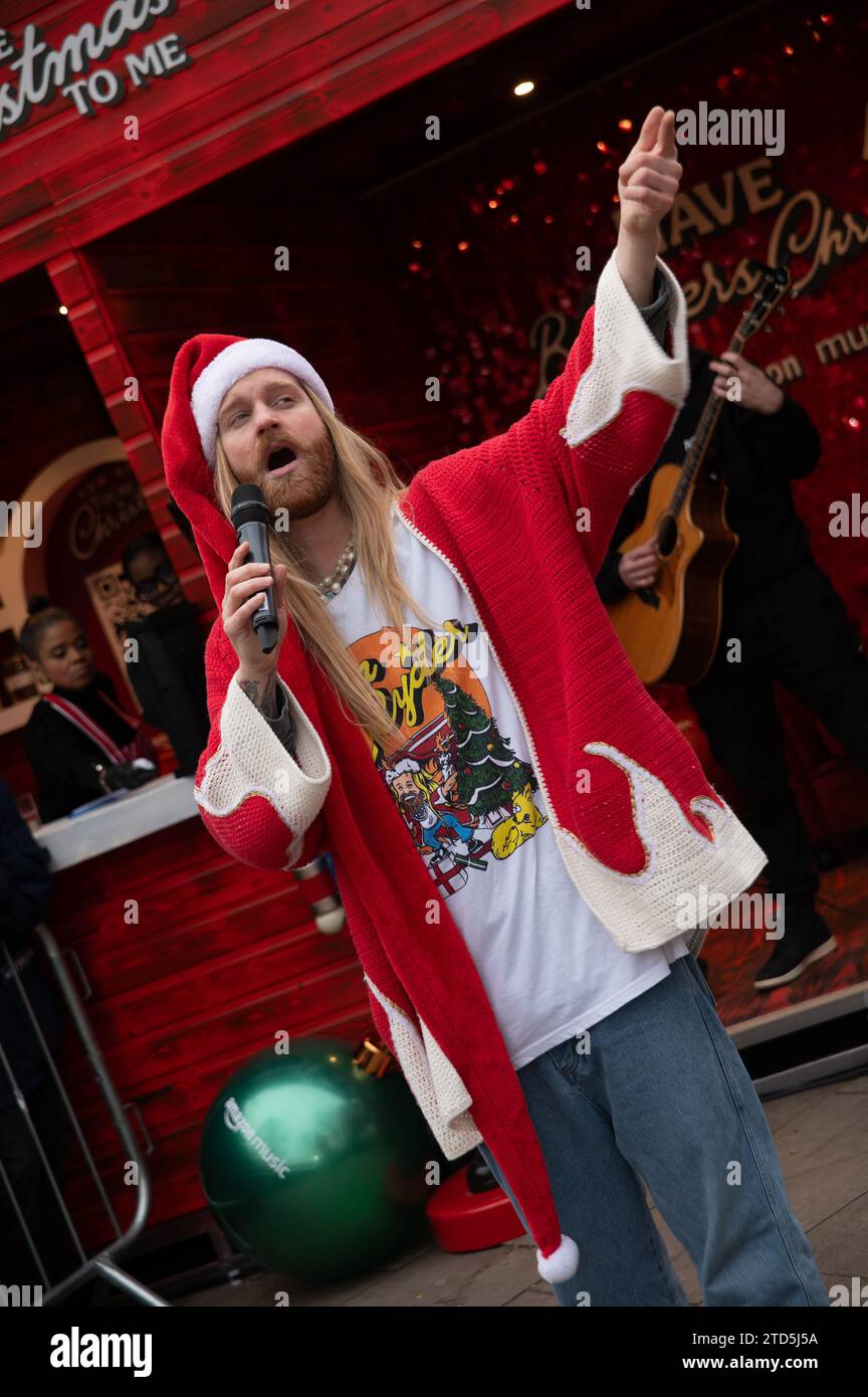 Londra, Regno Unito. 16 dicembre 2023. Sam Ryder ha fatto una performance pop-up della sua traccia originale di Amazon Music "You're Christmas to me" sul Southbank questo sabato. La pista è attualmente in corsa per essere un concorrente deciso per Natale n.1. Cristina Massei/Alamy Live News Foto Stock
