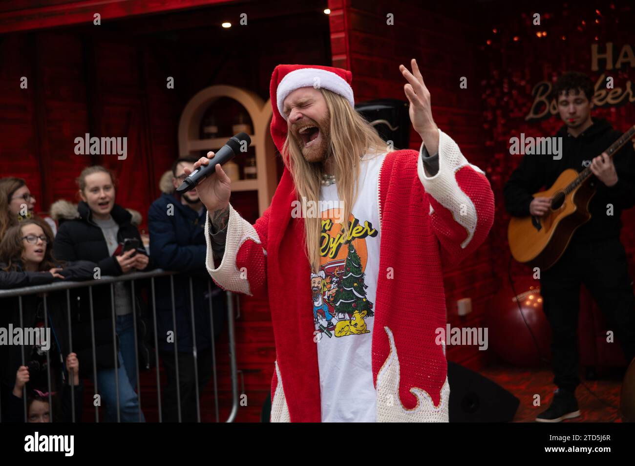 Londra, Regno Unito. 16 dicembre 2023. Sam Ryder ha fatto una performance pop-up della sua traccia originale di Amazon Music "You're Christmas to me" sul Southbank questo sabato. La pista è attualmente in corsa per essere un concorrente deciso per Natale n.1. Cristina Massei/Alamy Live News Foto Stock