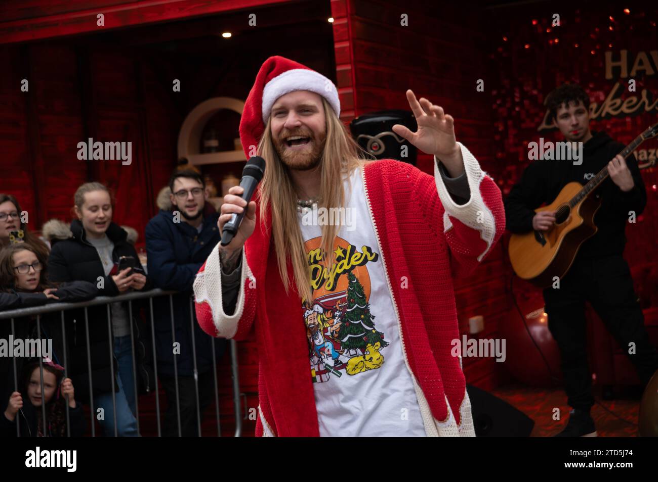 Londra, Regno Unito. 16 dicembre 2023. Sam Ryder ha fatto una performance pop-up della sua traccia originale di Amazon Music "You're Christmas to me" sul Southbank questo sabato. La pista è attualmente in corsa per essere un concorrente deciso per Natale n.1. Cristina Massei/Alamy Live News Foto Stock