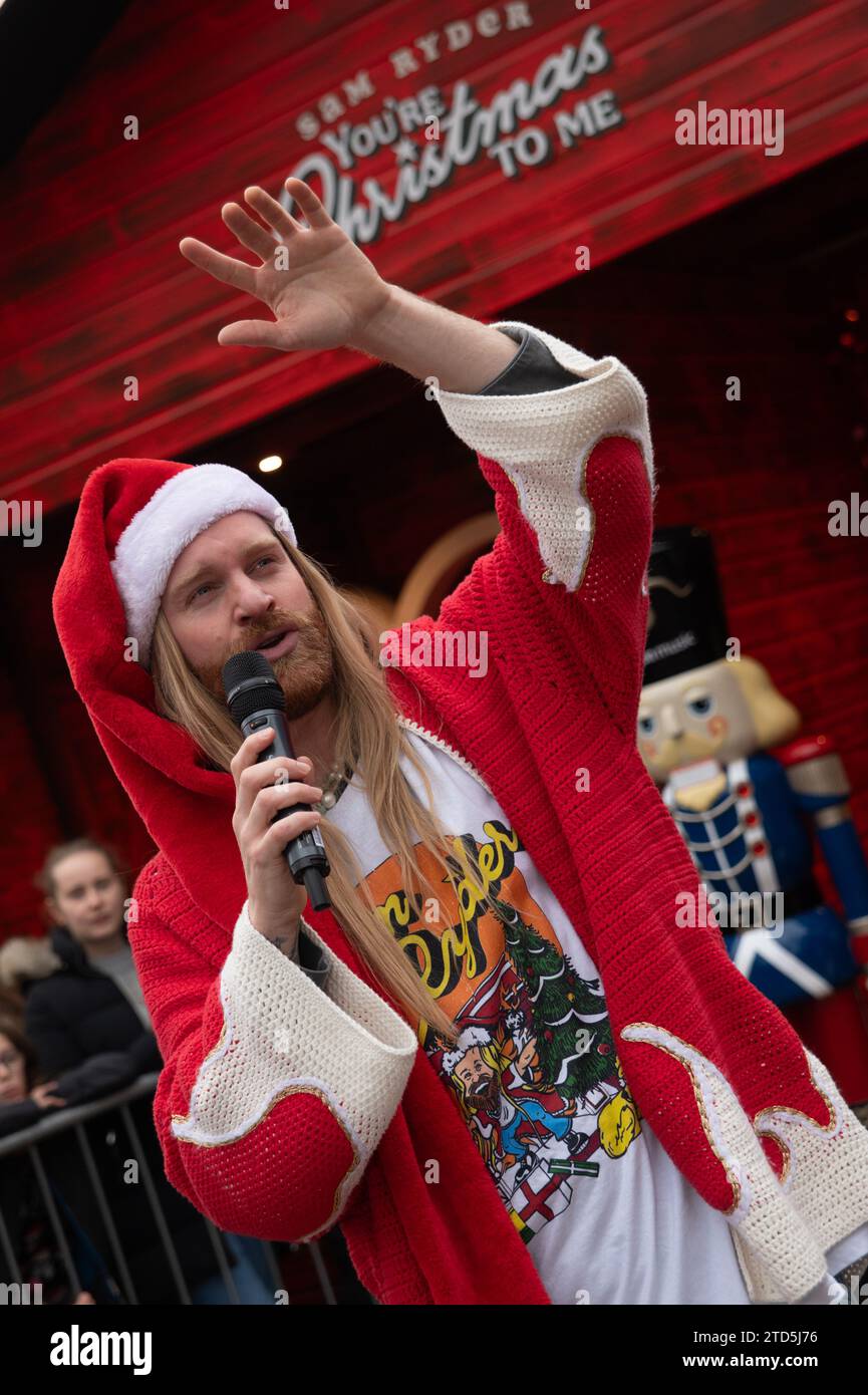 Londra, Regno Unito. 16 dicembre 2023. Sam Ryder ha fatto una performance pop-up della sua traccia originale di Amazon Music "You're Christmas to me" sul Southbank questo sabato. La pista è attualmente in corsa per essere un concorrente deciso per Natale n.1. Cristina Massei/Alamy Live News Foto Stock