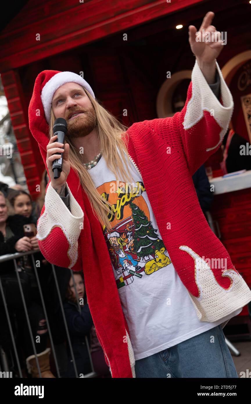 Londra, Regno Unito. 16 dicembre 2023. Sam Ryder ha fatto una performance pop-up della sua traccia originale di Amazon Music "You're Christmas to me" sul Southbank questo sabato. La pista è attualmente in corsa per essere un concorrente deciso per Natale n.1. Cristina Massei/Alamy Live News Foto Stock