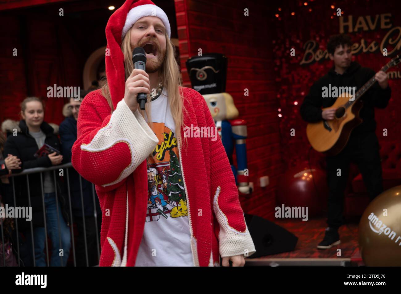 Londra, Regno Unito. 16 dicembre 2023. Sam Ryder ha fatto una performance pop-up della sua traccia originale di Amazon Music "You're Christmas to me" sul Southbank questo sabato. La pista è attualmente in corsa per essere un concorrente deciso per Natale n.1. Cristina Massei/Alamy Live News Foto Stock
