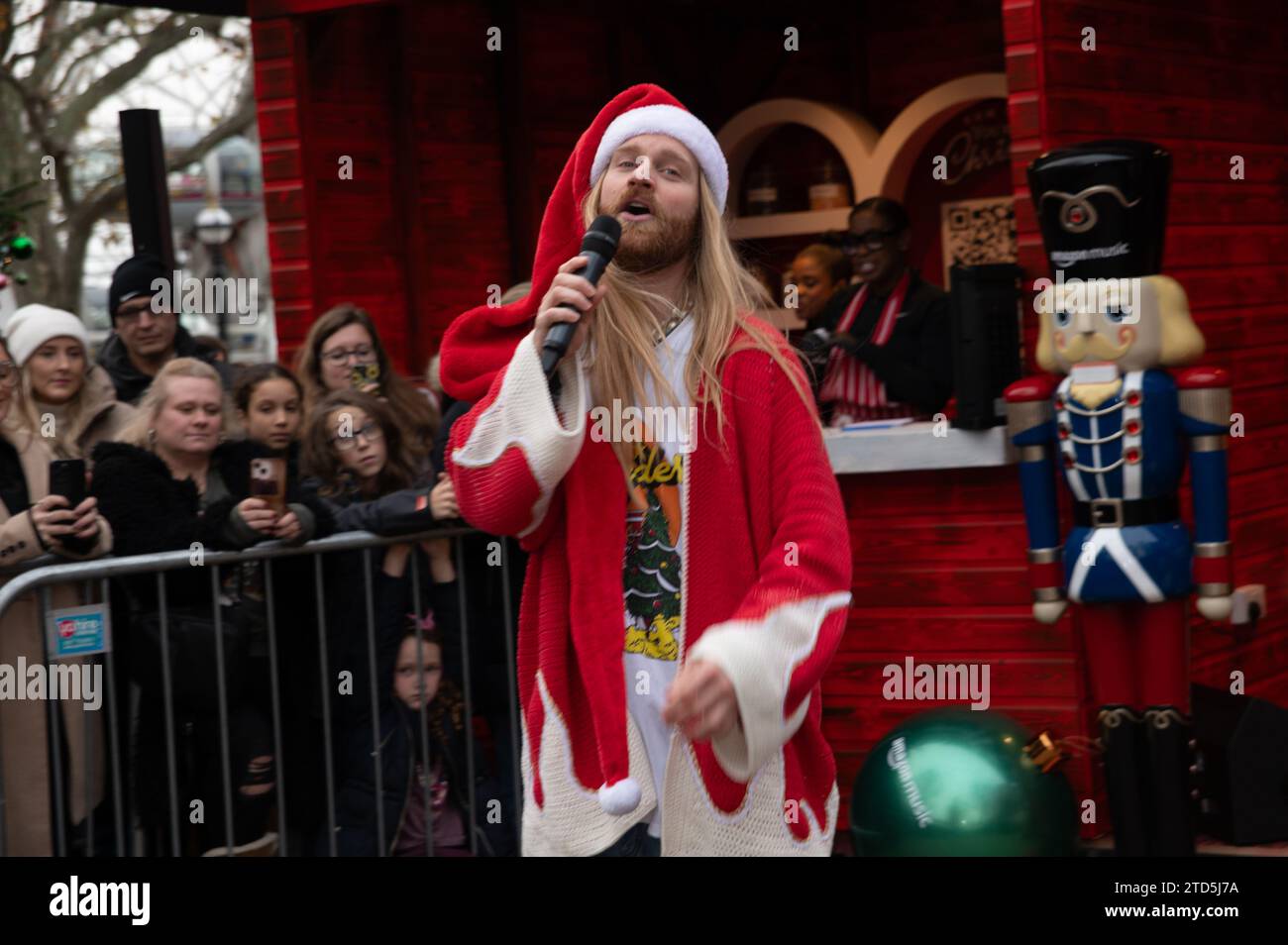 Londra, Regno Unito. 16 dicembre 2023. Sam Ryder ha fatto una performance pop-up della sua traccia originale di Amazon Music "You're Christmas to me" sul Southbank questo sabato. La pista è attualmente in corsa per essere un concorrente deciso per Natale n.1. Cristina Massei/Alamy Live News Foto Stock