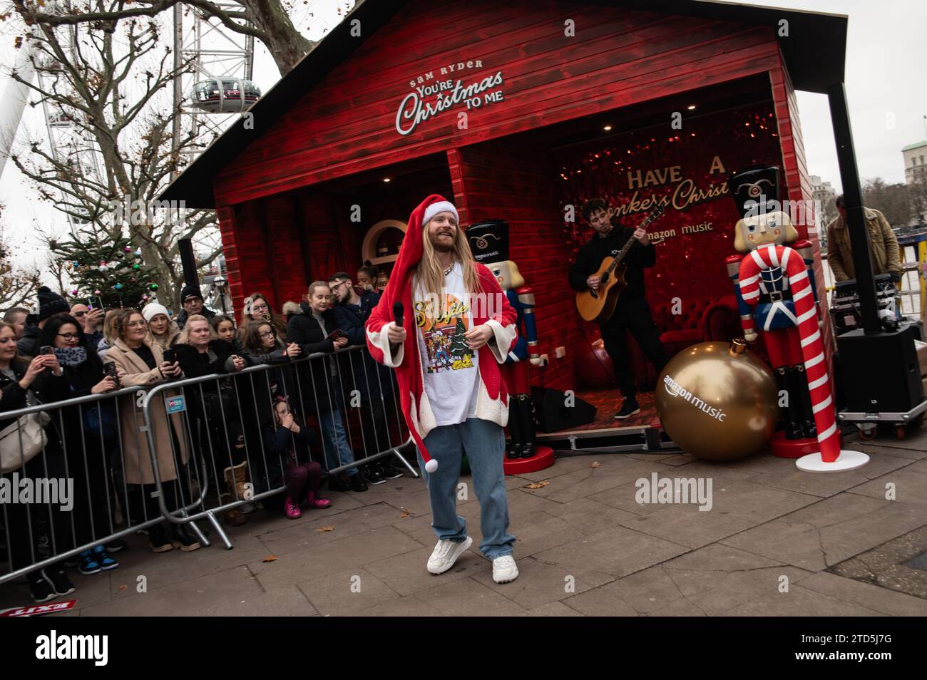 Londra, Regno Unito. 16 dicembre 2023. Sam Ryder ha fatto una performance pop-up della sua traccia originale di Amazon Music "You're Christmas to me" sul Southbank questo sabato. La pista è attualmente in corsa per essere un concorrente deciso per Natale n.1. Cristina Massei/Alamy Live News Foto Stock