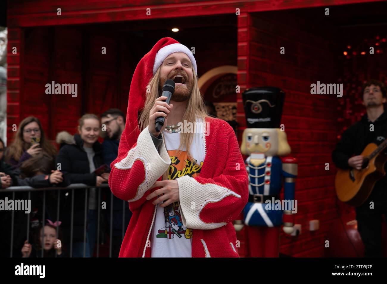 Londra, Regno Unito. 16 dicembre 2023. Sam Ryder ha fatto una performance pop-up della sua traccia originale di Amazon Music "You're Christmas to me" sul Southbank questo sabato. La pista è attualmente in corsa per essere un concorrente deciso per Natale n.1. Cristina Massei/Alamy Live News Foto Stock