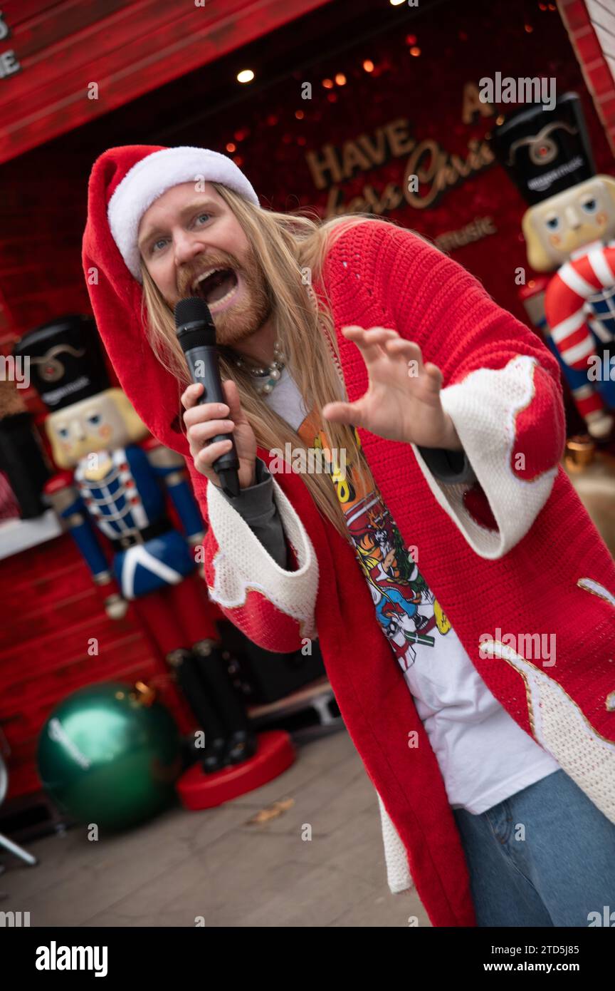 Londra, Regno Unito. 16 dicembre 2023. Sam Ryder ha fatto una performance pop-up della sua traccia originale di Amazon Music "You're Christmas to me" sul Southbank questo sabato. La pista è attualmente in corsa per essere un concorrente deciso per Natale n.1. Cristina Massei/Alamy Live News Foto Stock