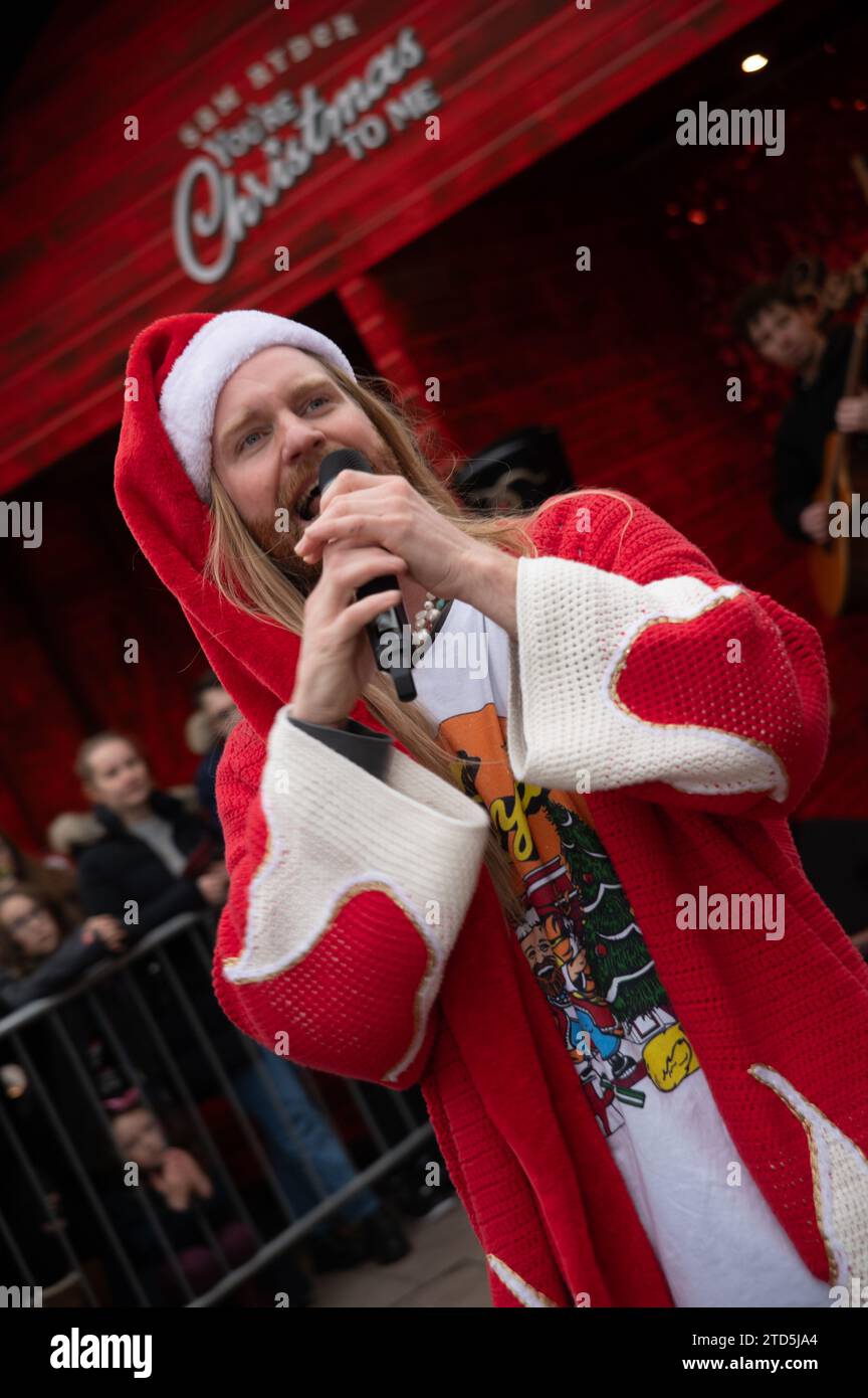 Londra, Regno Unito. 16 dicembre 2023. Sam Ryder ha fatto una performance pop-up della sua traccia originale di Amazon Music "You're Christmas to me" sul Southbank questo sabato. La pista è attualmente in corsa per essere un concorrente deciso per Natale n.1. Cristina Massei/Alamy Live News Foto Stock