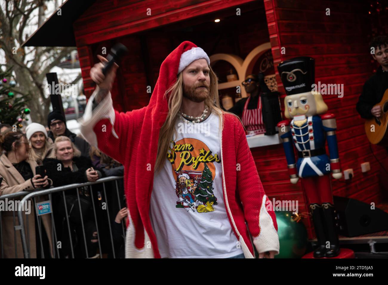 Londra, Regno Unito. 16 dicembre 2023. Sam Ryder ha fatto una performance pop-up della sua traccia originale di Amazon Music "You're Christmas to me" sul Southbank questo sabato. La pista è attualmente in corsa per essere un concorrente deciso per Natale n.1. Cristina Massei/Alamy Live News Foto Stock