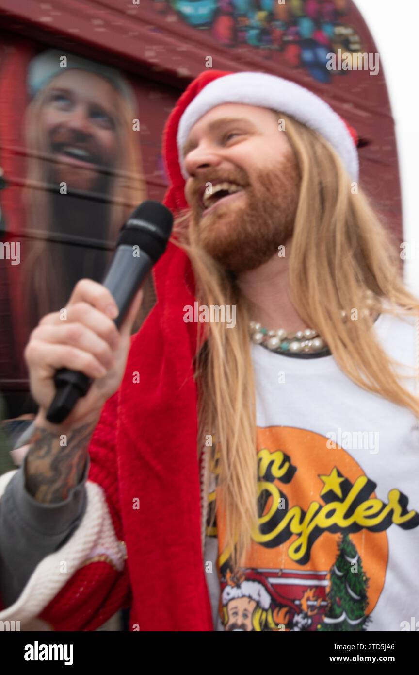 Londra, Regno Unito. 16 dicembre 2023. Sam Ryder ha fatto una performance pop-up della sua traccia originale di Amazon Music "You're Christmas to me" sul Southbank questo sabato. La pista è attualmente in corsa per essere un concorrente deciso per Natale n.1. Cristina Massei/Alamy Live News Foto Stock