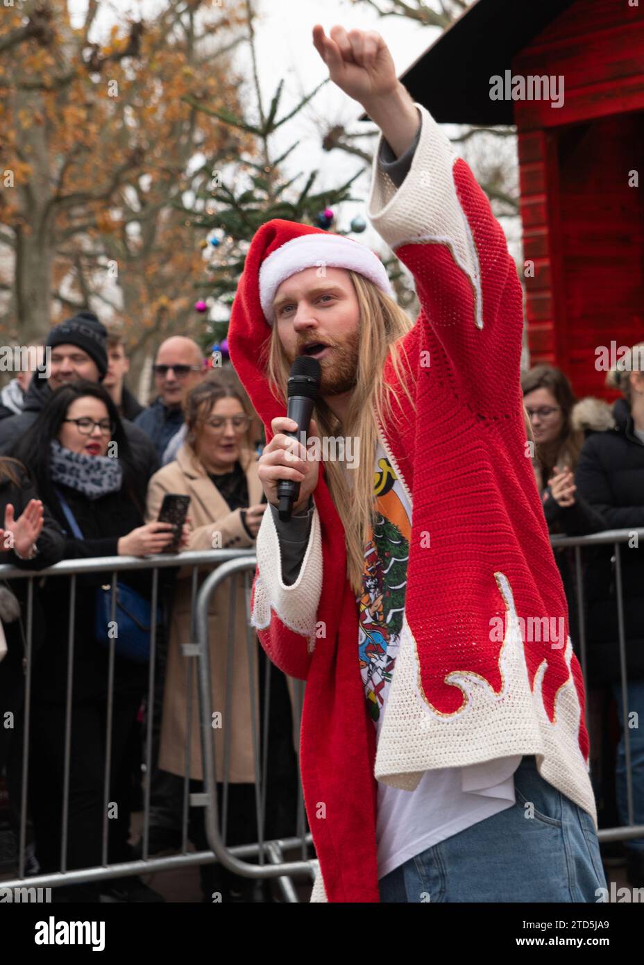 Londra, Regno Unito. 16 dicembre 2023. Sam Ryder ha fatto una performance pop-up della sua traccia originale di Amazon Music "You're Christmas to me" sul Southbank questo sabato. La pista è attualmente in corsa per essere un concorrente deciso per Natale n.1. Cristina Massei/Alamy Live News Foto Stock