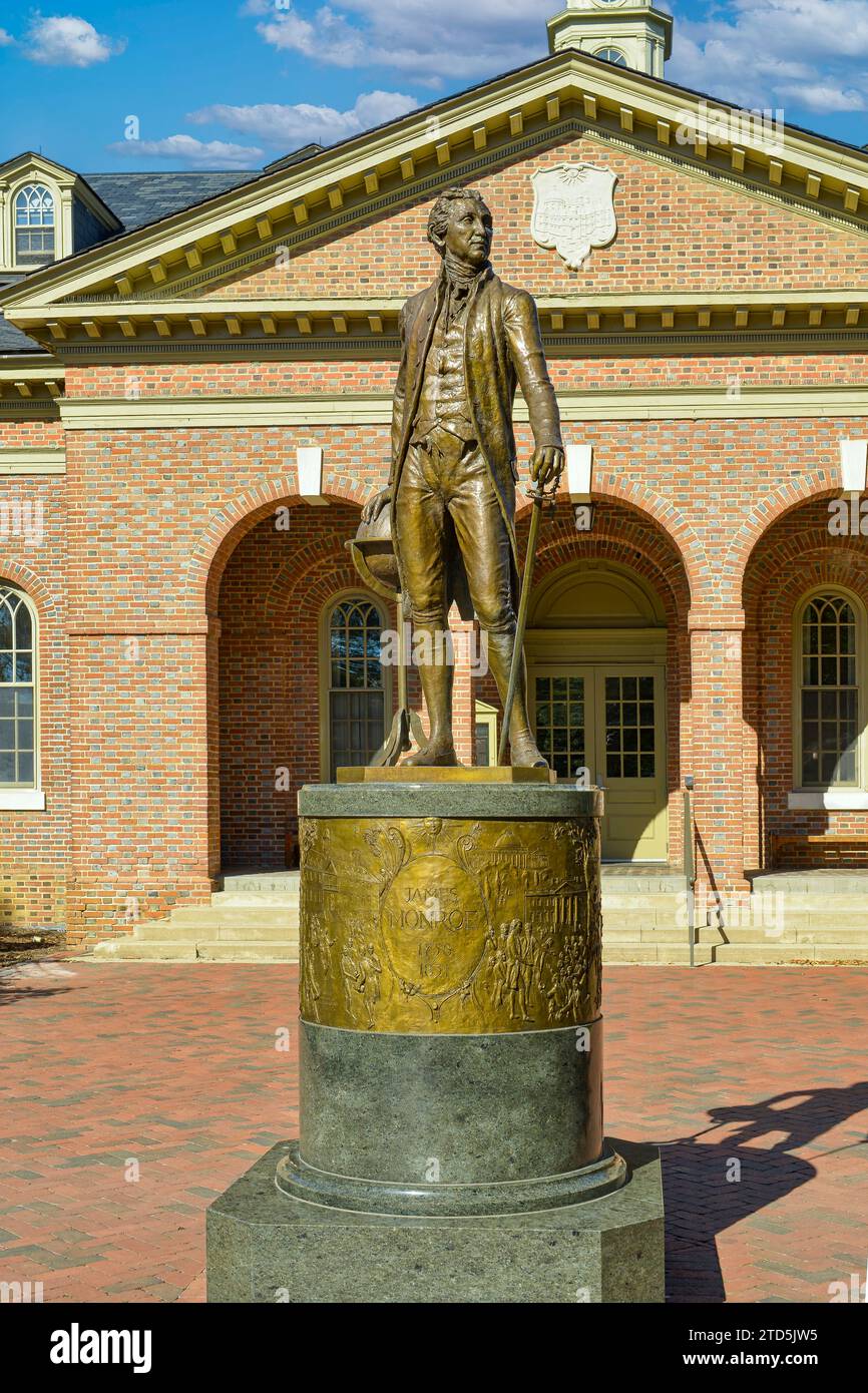 Tucker Hall con una statua di James Monroe davanti al campus del William & Mary College di Williamsburg, Virginia Foto Stock